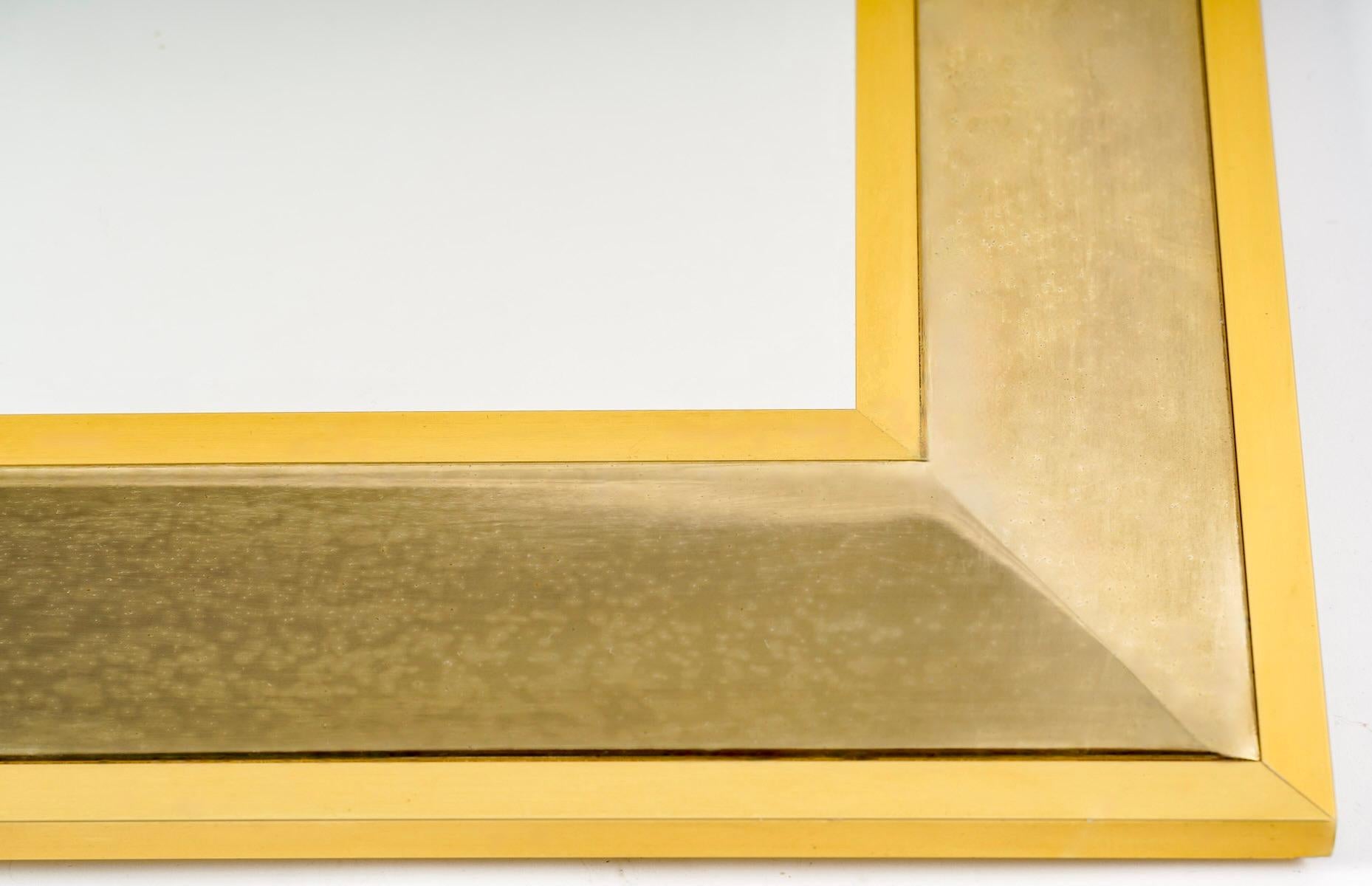 1970 Maison Roche, Spiegel aus vergoldetem Messing und Silber 

Besteht aus 3 Rahmen, 2 vergoldeten Messingrahmen, von denen einer außen und der andere innen angebracht ist. Zwischen diesen beiden Rahmen befindet sich ein dritter Rahmen aus leicht