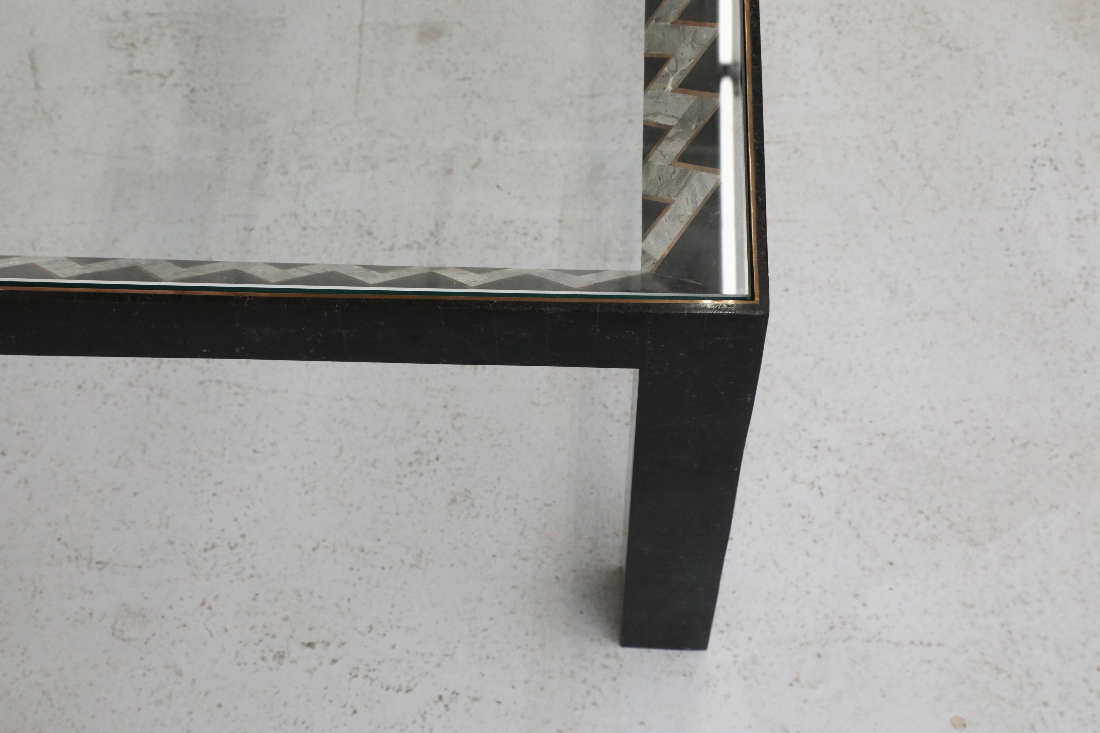Tavolino in marmo tessellato di Maitland Smith con piano in vetro, 1970 in vendita 2