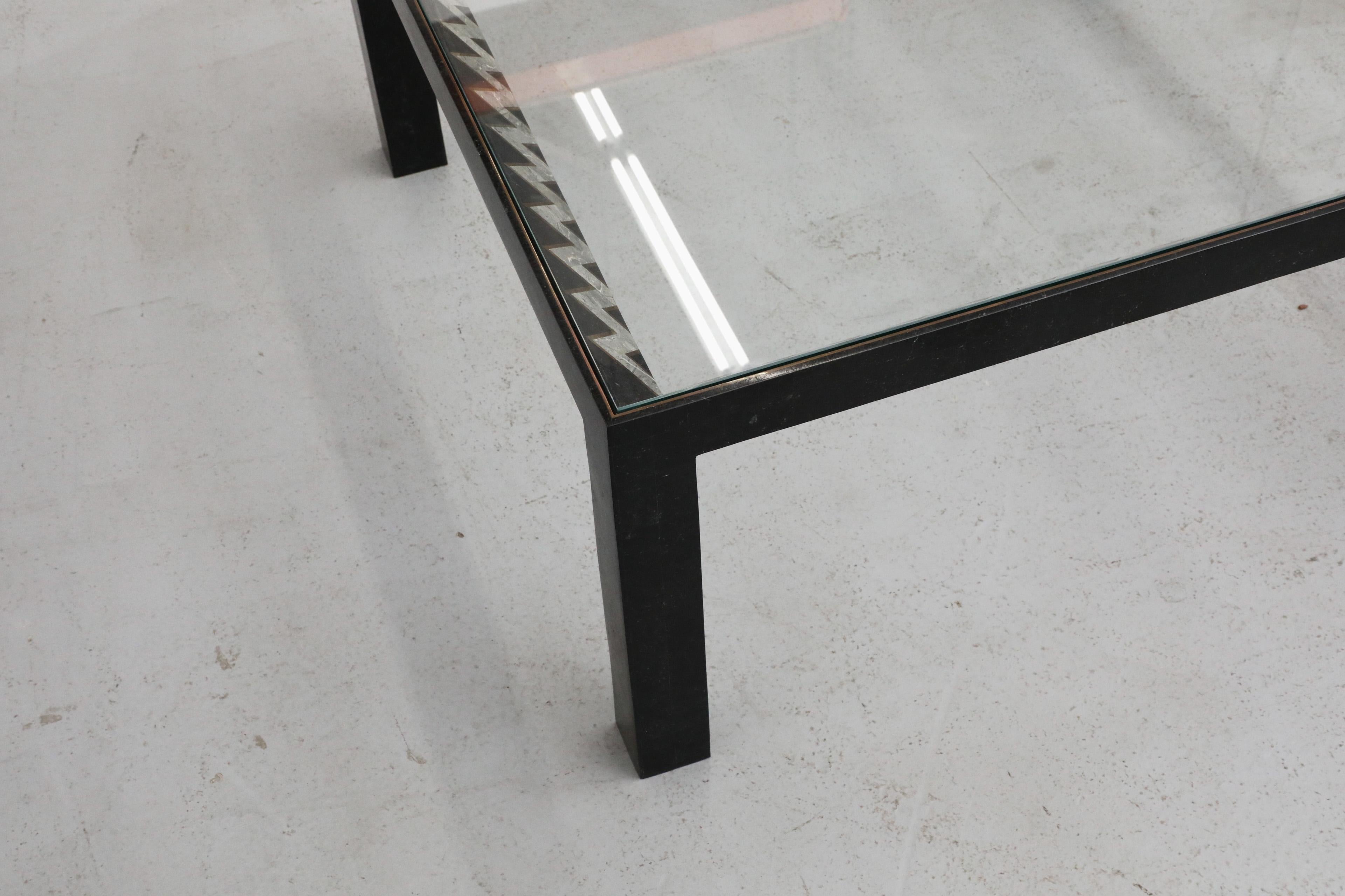 Tavolino in marmo tessellato di Maitland Smith con piano in vetro, 1970 in vendita 3