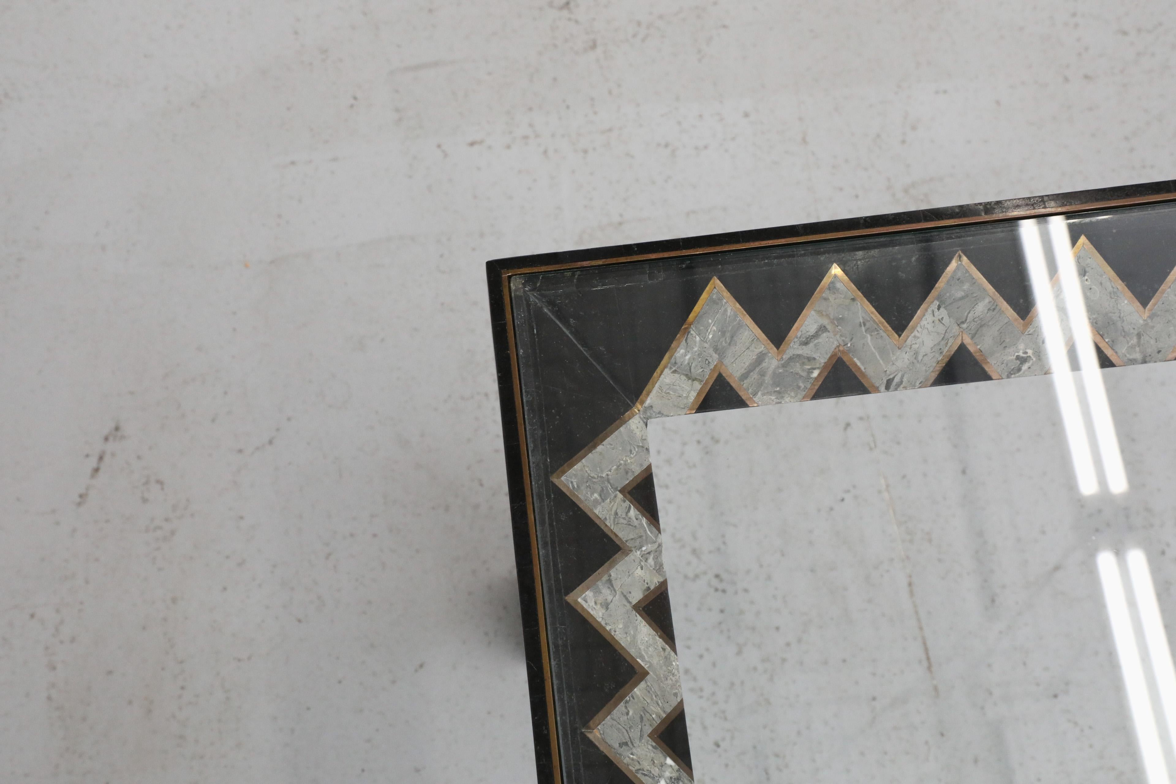 Tavolino in marmo tessellato di Maitland Smith con piano in vetro, 1970 in vendita 5