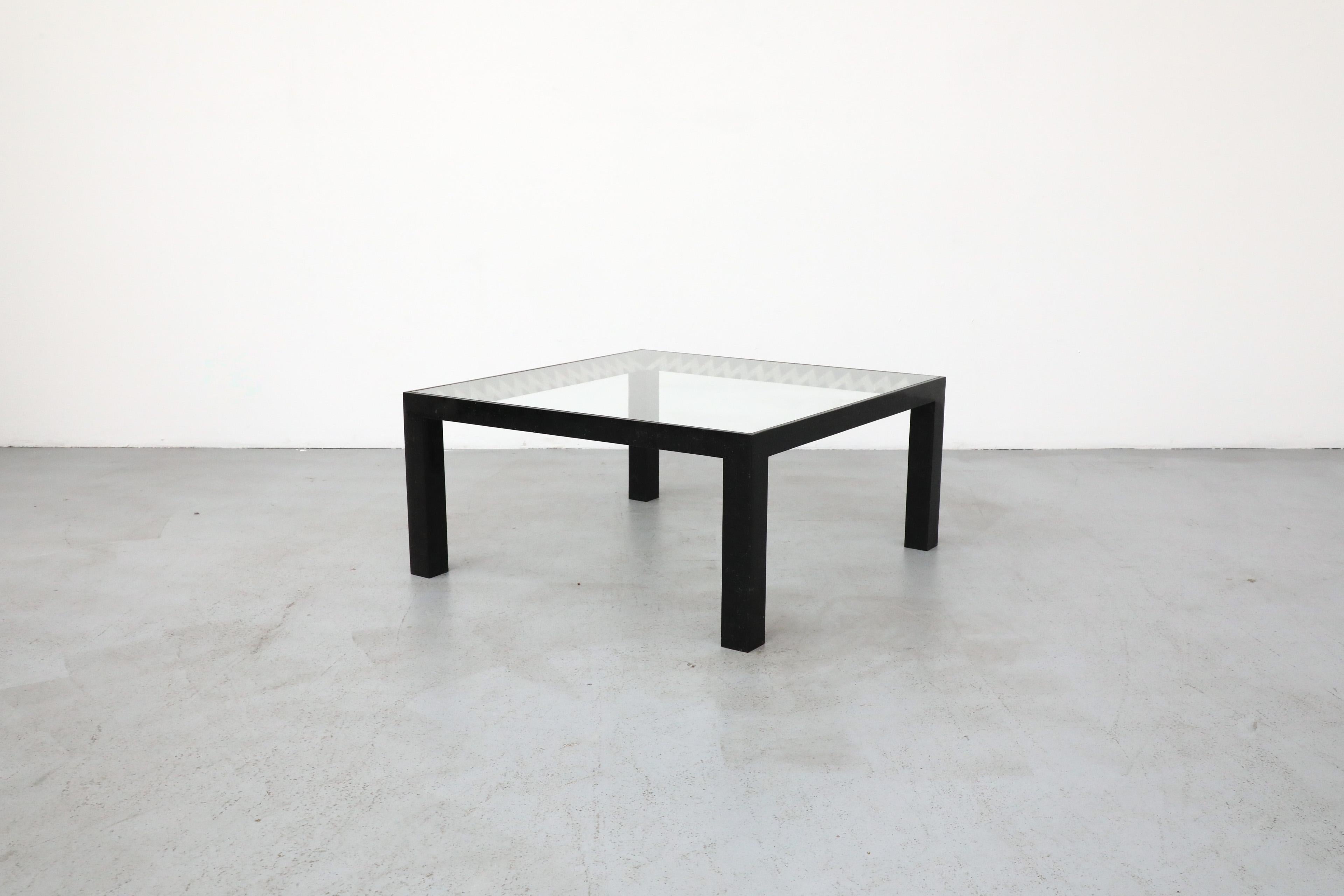 Mid-Century moderno Tavolino in marmo tessellato di Maitland Smith con piano in vetro, 1970 in vendita