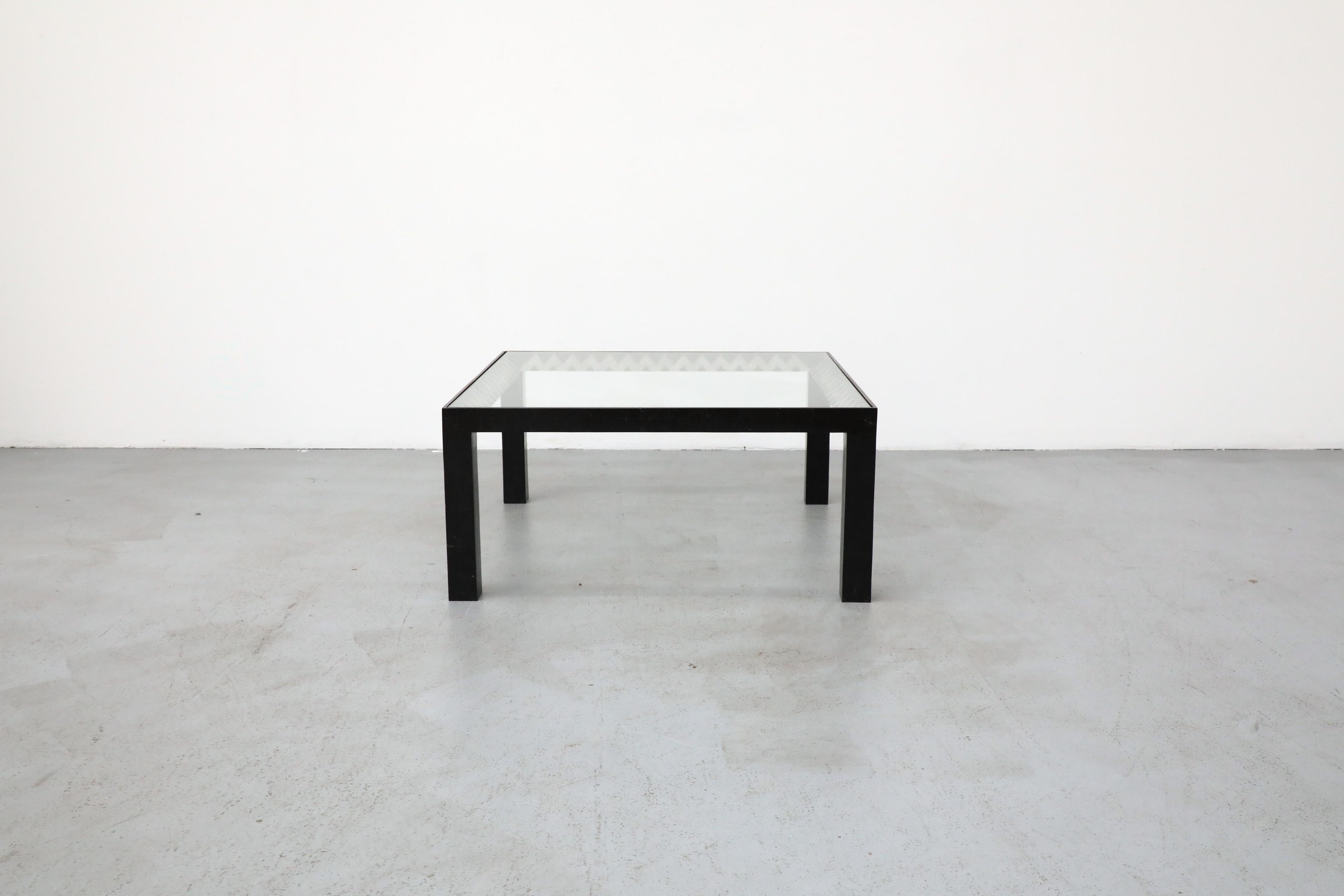 Britannico Tavolino in marmo tessellato di Maitland Smith con piano in vetro, 1970 in vendita
