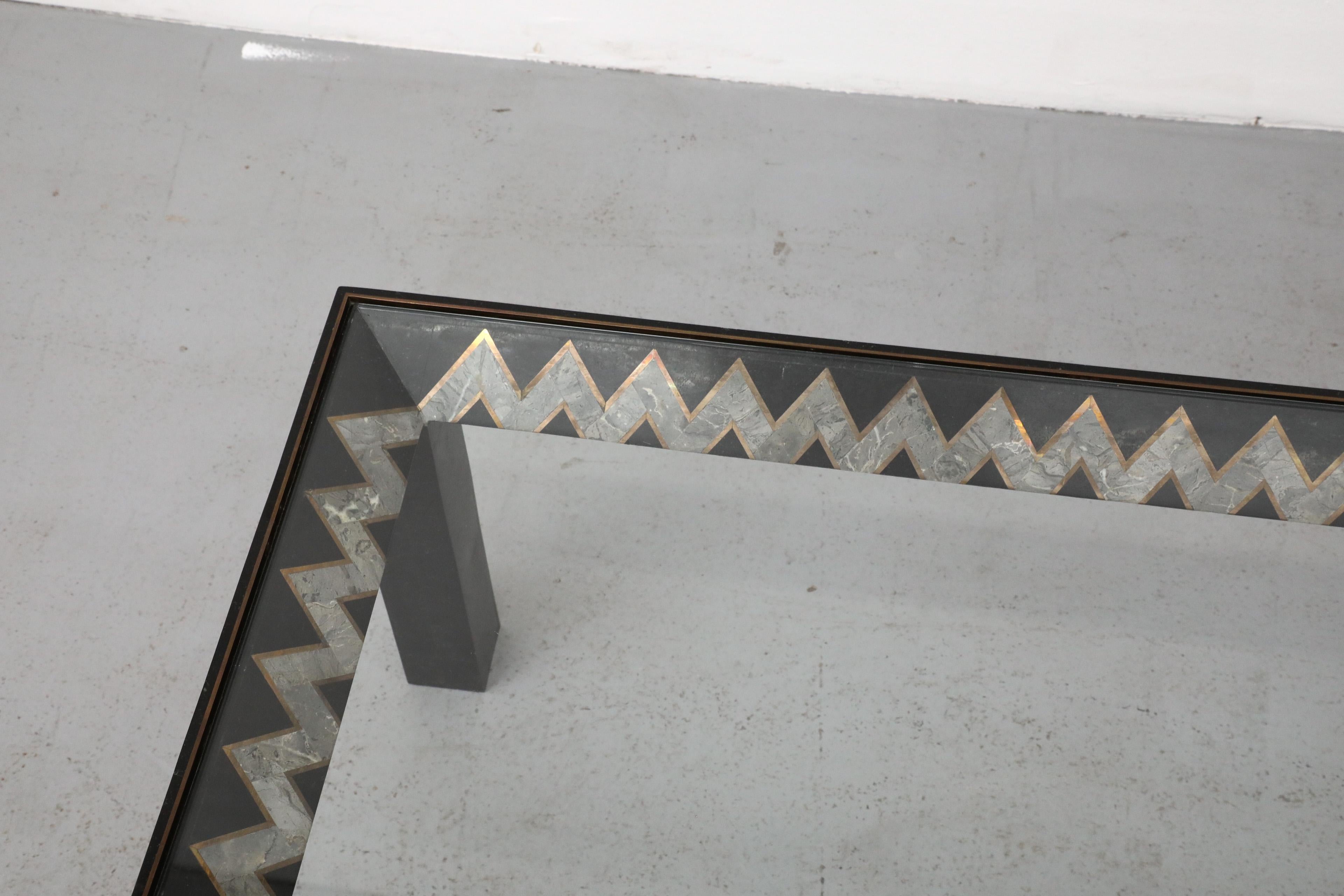 Intarsio Tavolino in marmo tessellato di Maitland Smith con piano in vetro, 1970 in vendita
