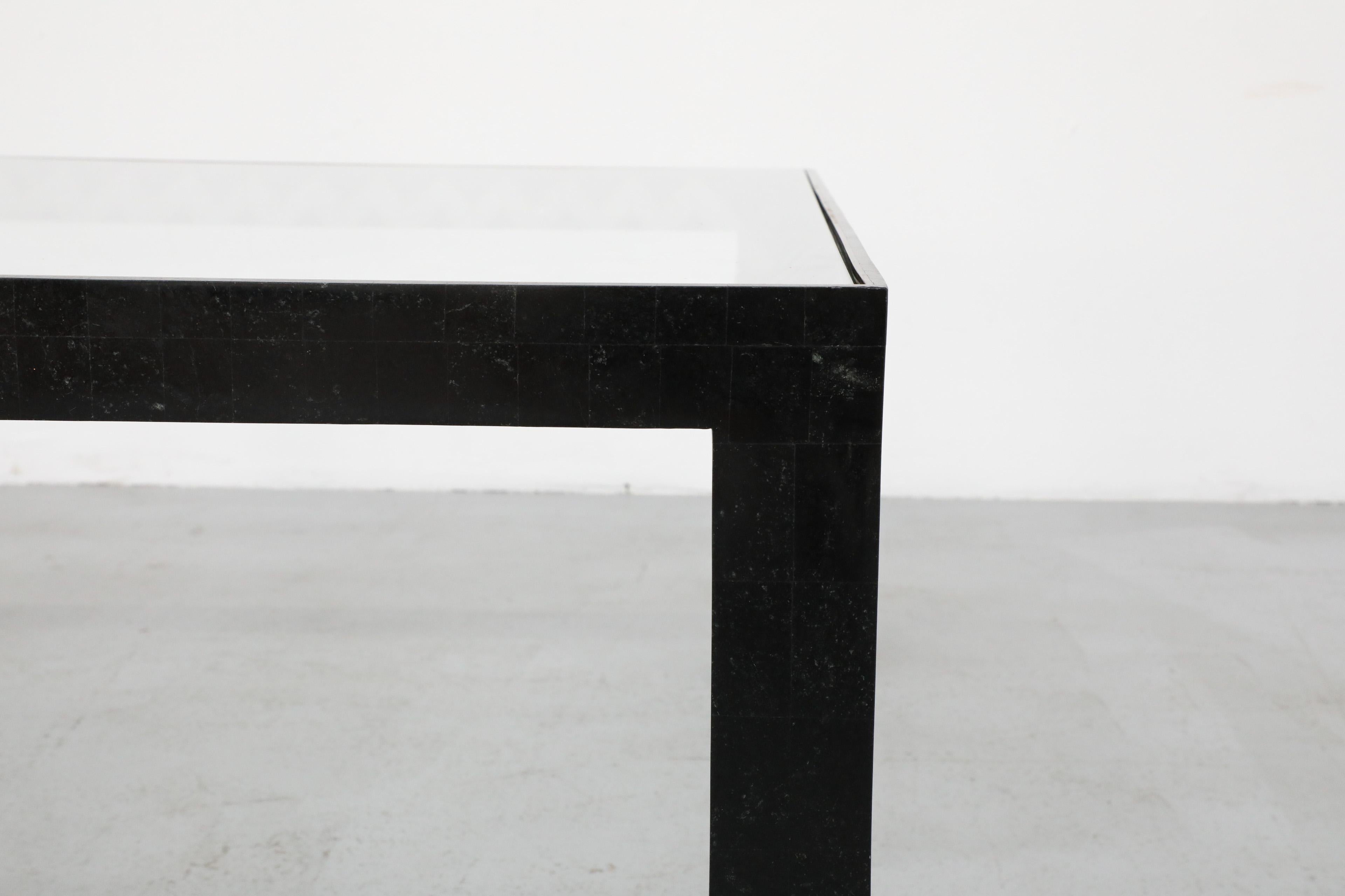 Tavolino in marmo tessellato di Maitland Smith con piano in vetro, 1970 In condizioni buone in vendita a Los Angeles, CA