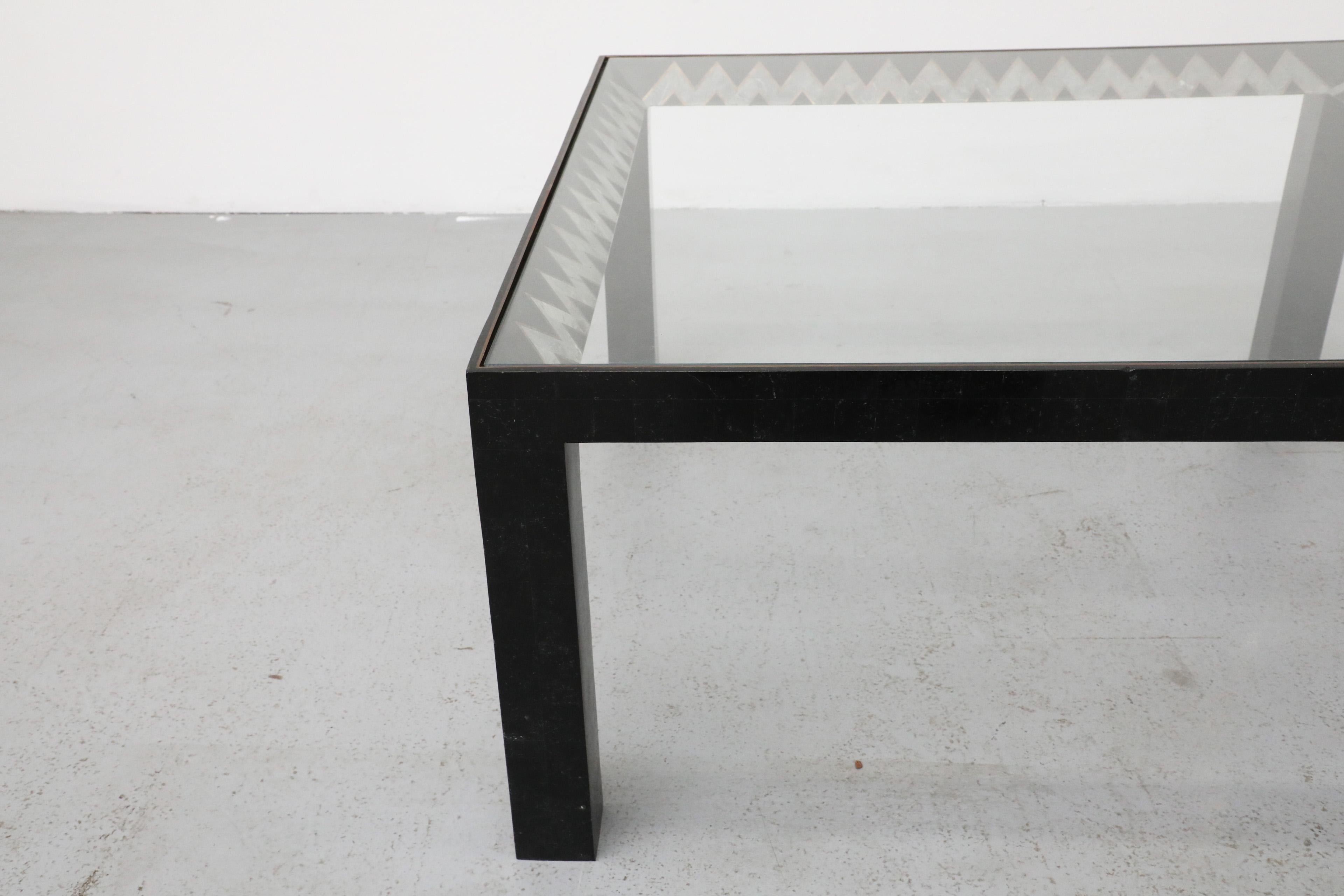 Ottone Tavolino in marmo tessellato di Maitland Smith con piano in vetro, 1970 in vendita