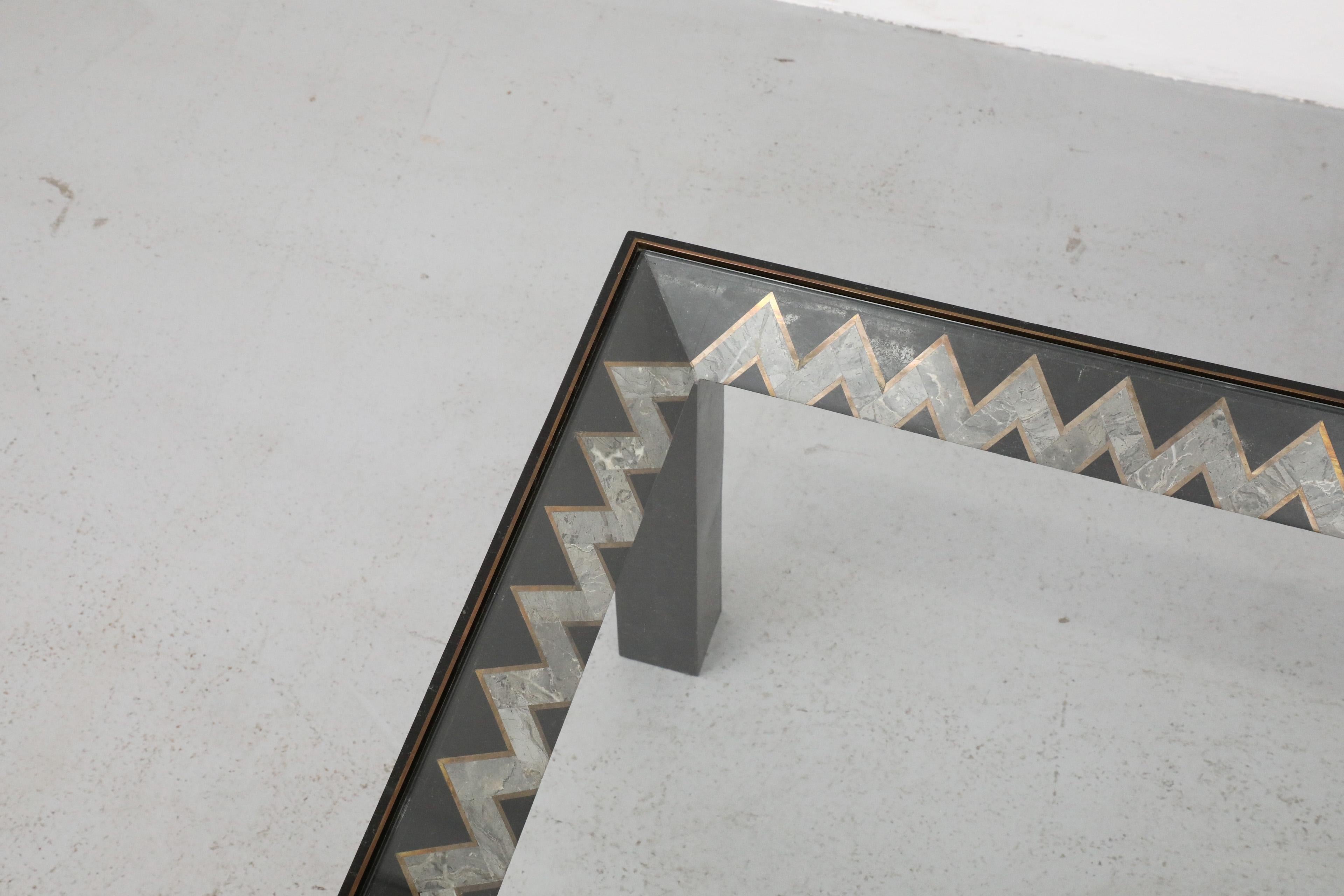 Tavolino in marmo tessellato di Maitland Smith con piano in vetro, 1970 in vendita 1