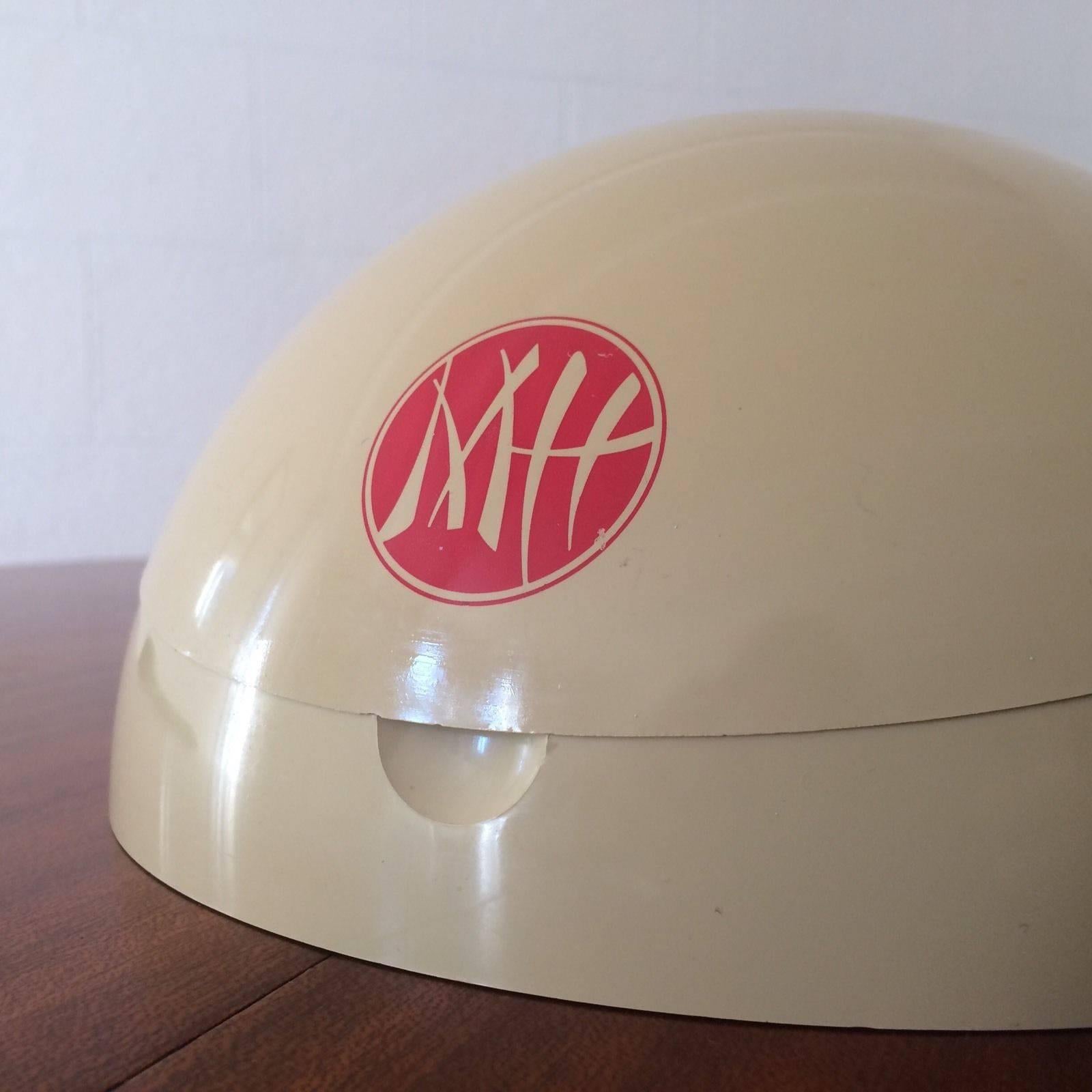 Make-up box designed by Makio Hasuike in the 1970s, part of the Roberta collection, published by Gedy made in Italy.

Limited edition with the initials MH.
Hard plastic, mirror, excellent condition.
Measure: Diameter 21.5 cm
Height 12 cm.