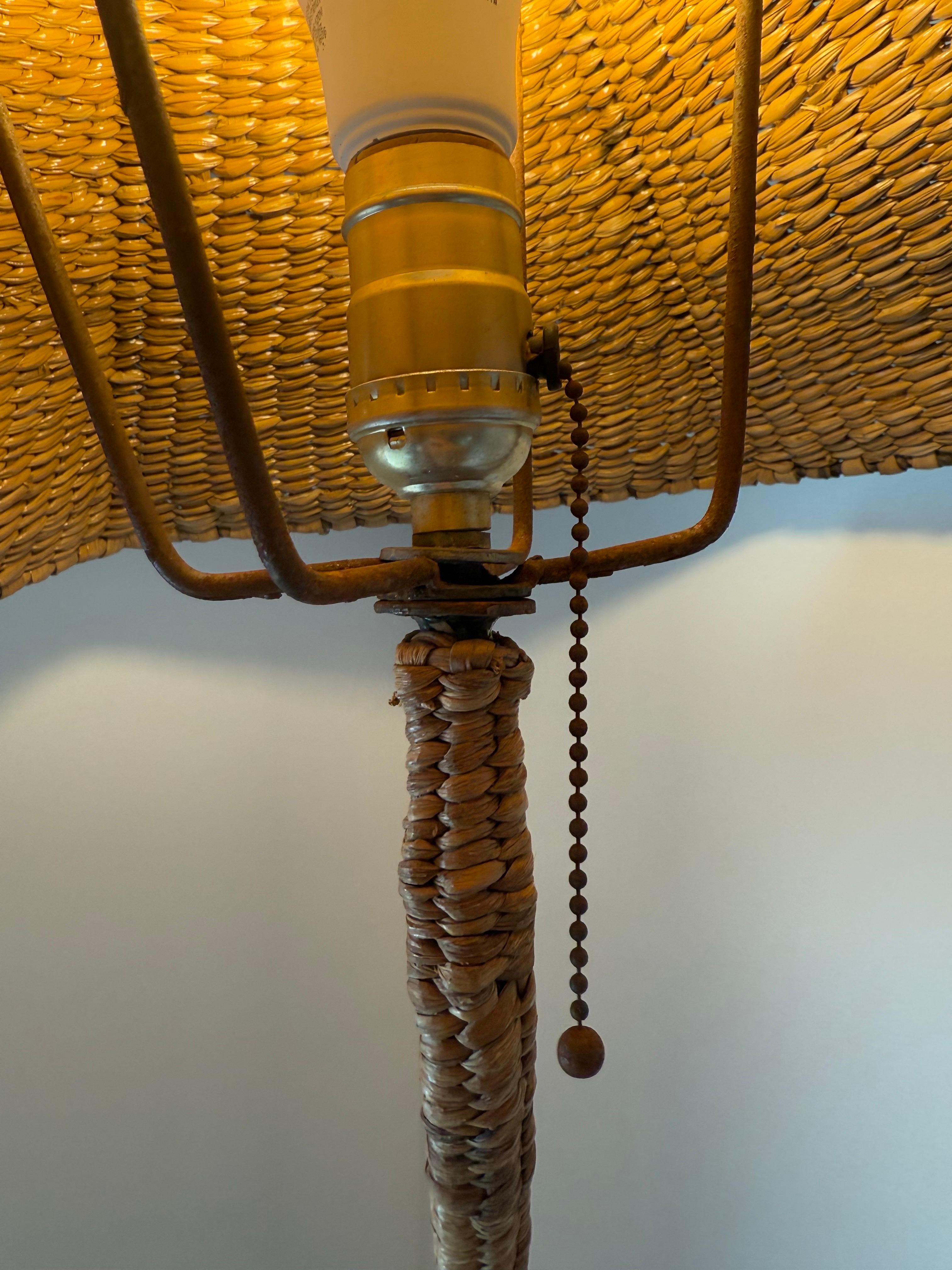 Lampada da terra vintage a forma di scimmia di Mario Lopez Torres, circa 1970. Un design unico e un pezzo senza tempo che aggiungerà raffinatezza a qualsiasi spazio, in condizioni perfettamente funzionanti
