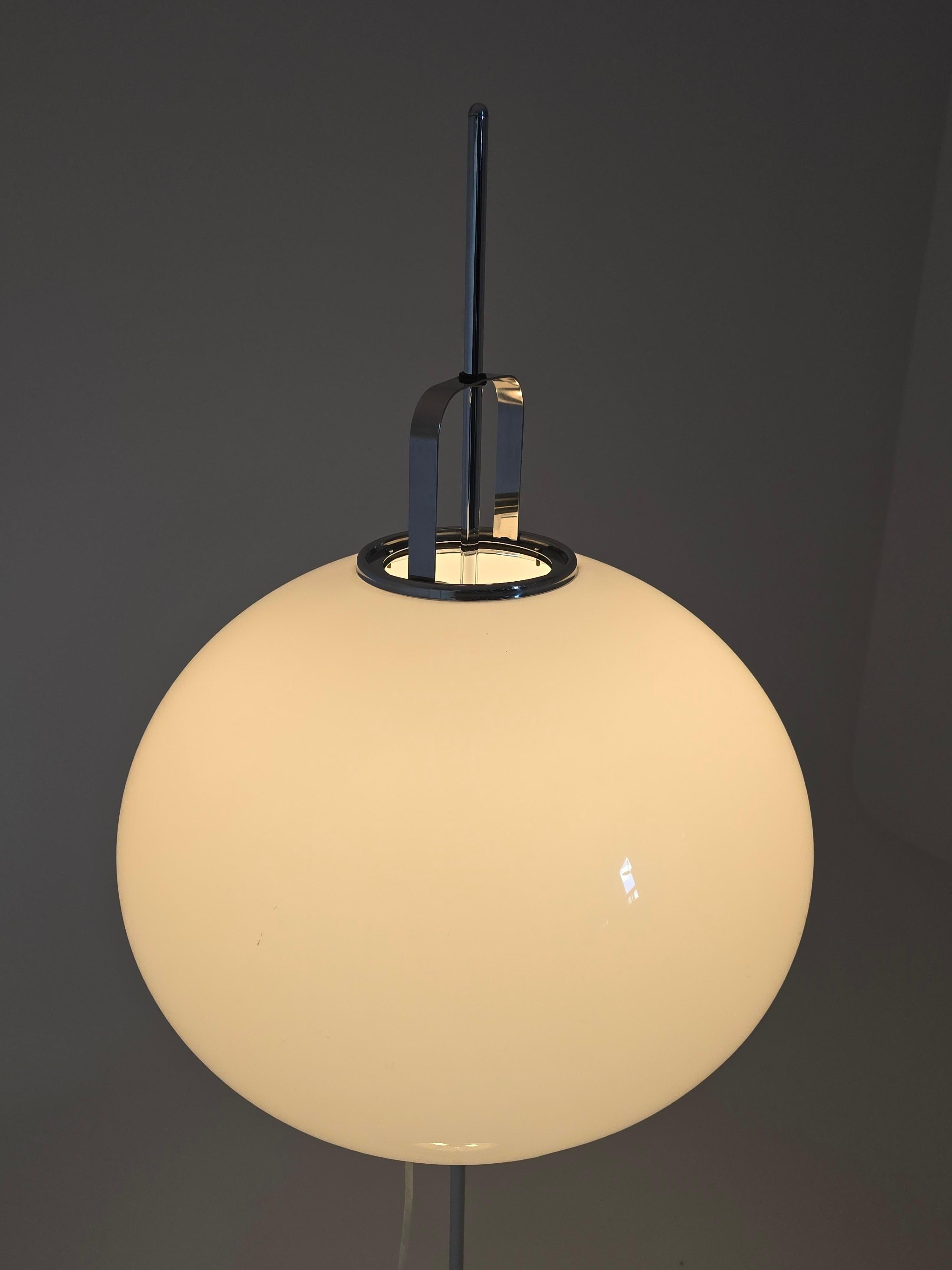 1970 Massive  Guzzini  ' Lucerna '  Floor Lamp , Italy en vente 3