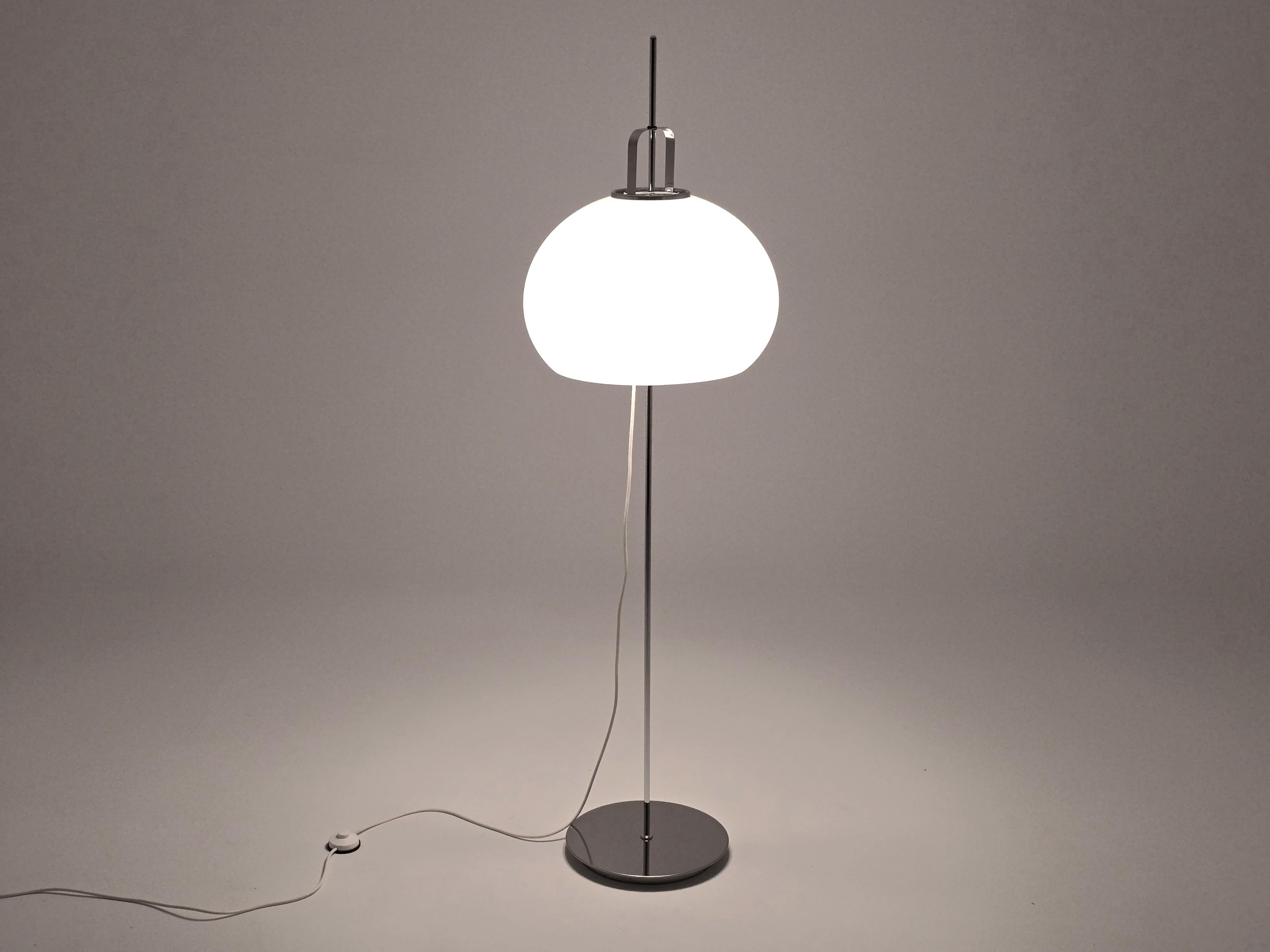 1970 Massive  Guzzini  ' Lucerna '  Floor Lamp , Italy en vente 4