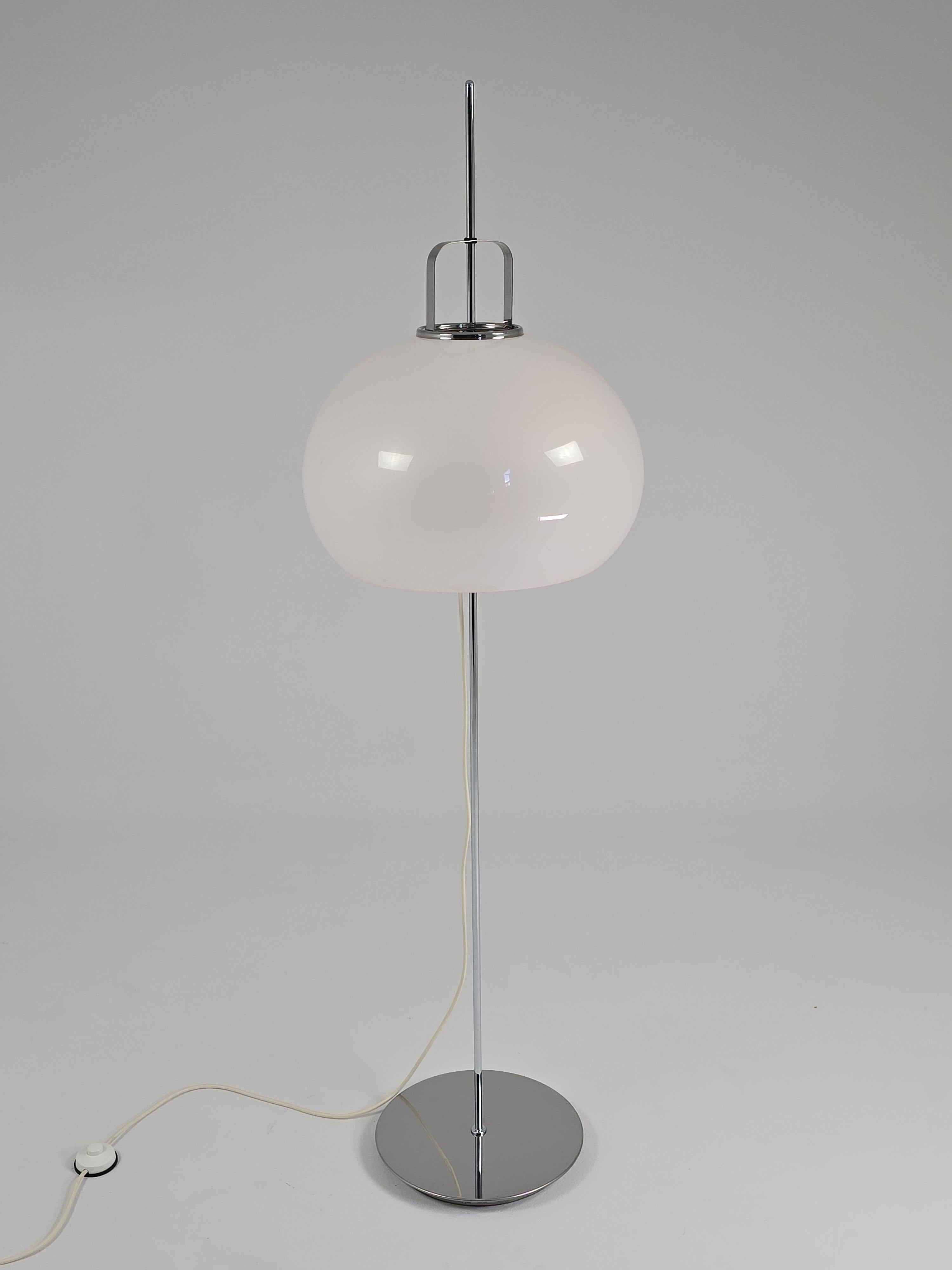 italien 1970 Massive  Guzzini  ' Lucerna '  Floor Lamp , Italy en vente