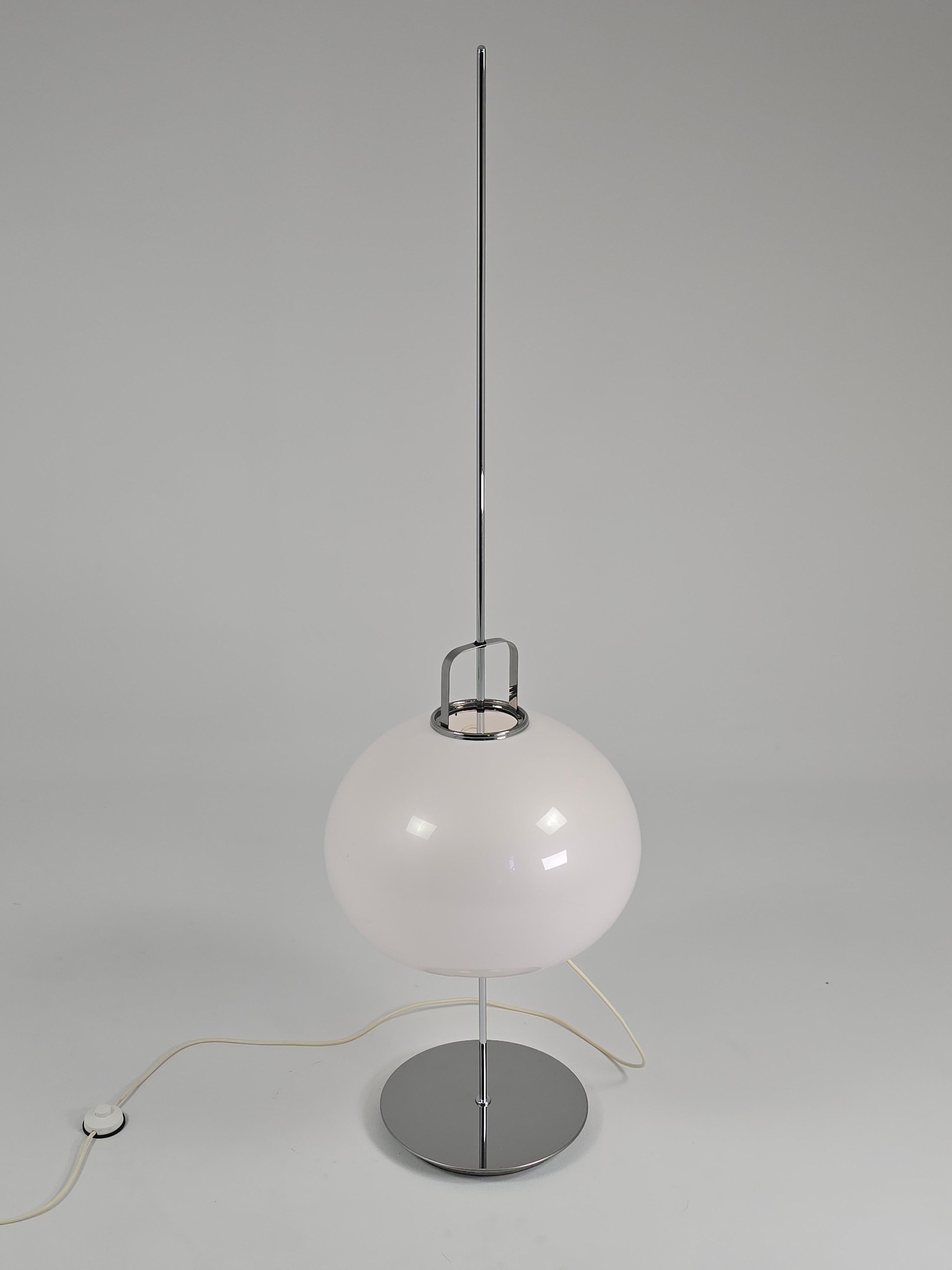 Fin du 20e siècle 1970 Massive  Guzzini  ' Lucerna '  Floor Lamp , Italy en vente