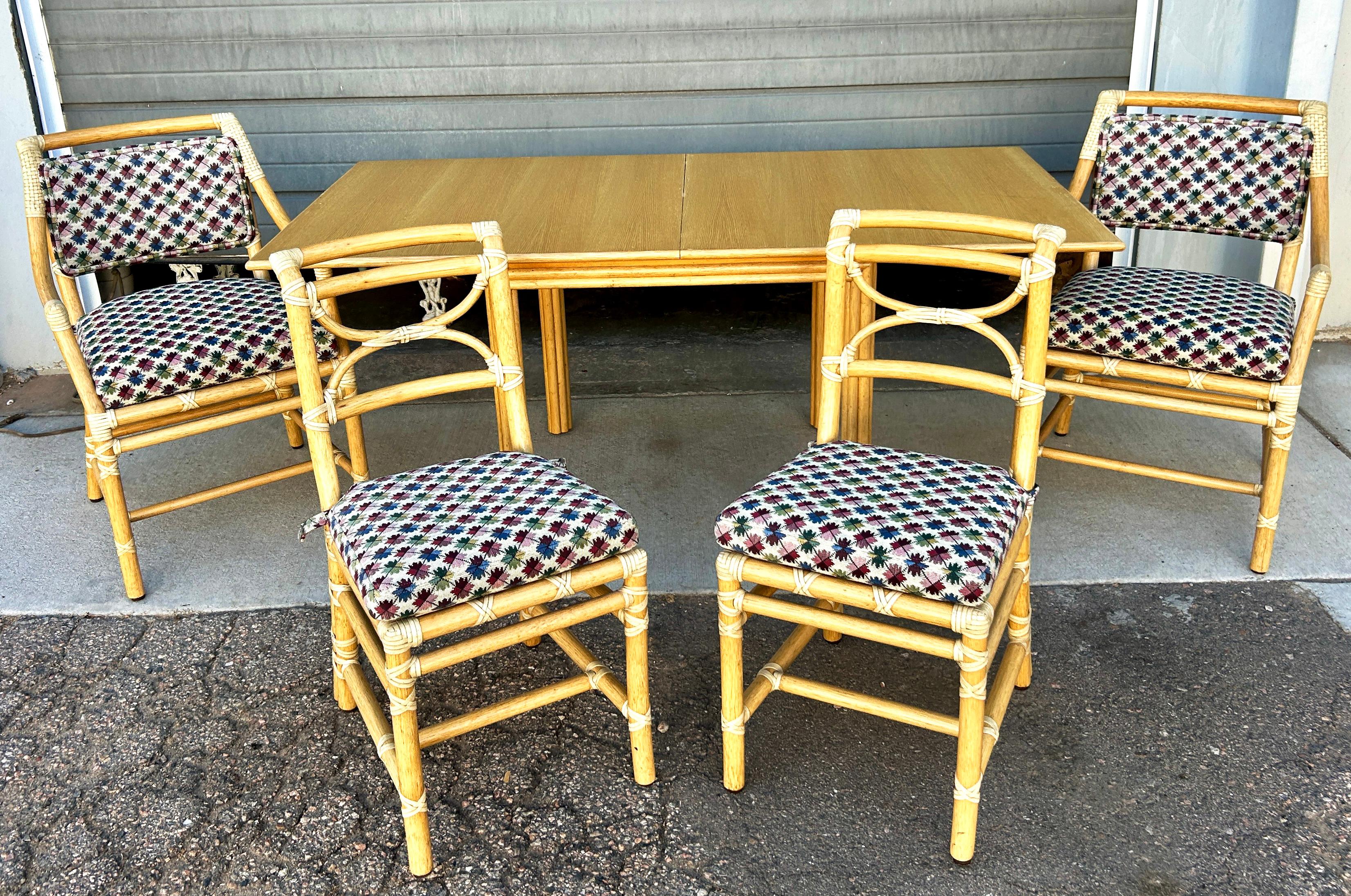1970 McGuire Rattan Games Tavolo da pranzo allungabile con piano ribaltabile e quattro sedie da pranzo in vendita 2