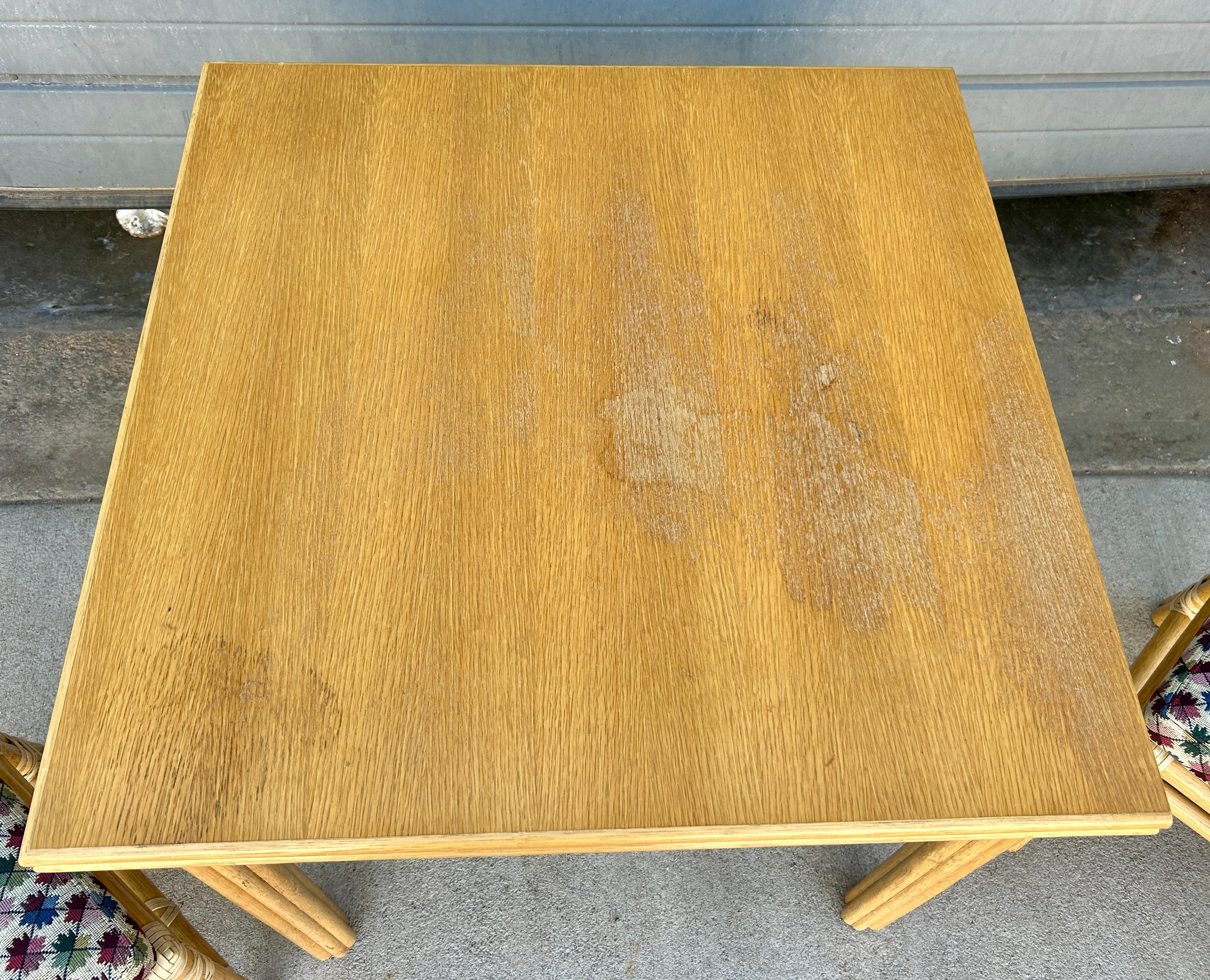 1970 McGuire Rattan Games Tavolo da pranzo allungabile con piano ribaltabile e quattro sedie da pranzo in vendita 8