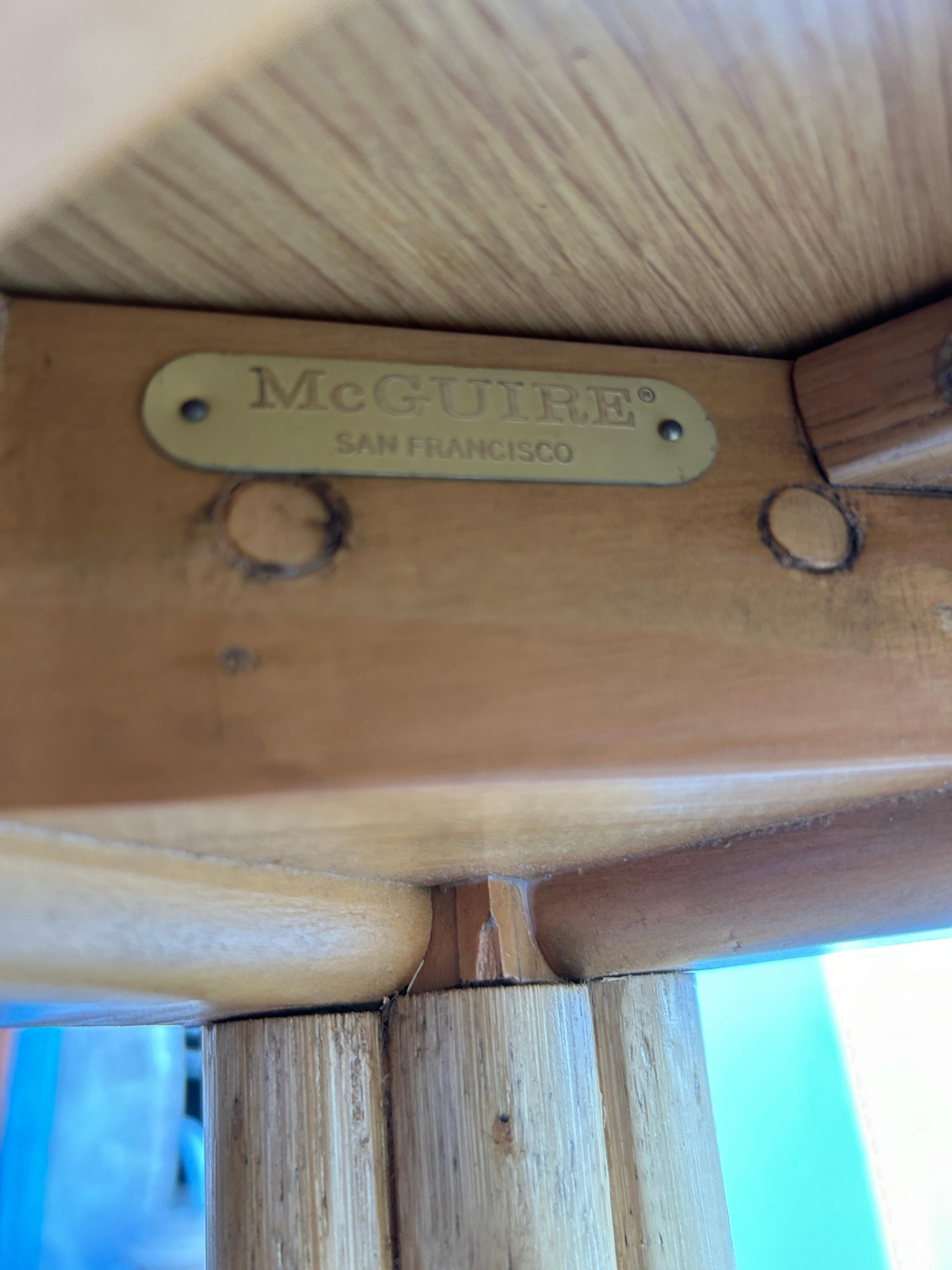 1970 McGuire Rattan Games Tavolo da pranzo allungabile con piano ribaltabile e quattro sedie da pranzo in vendita 10