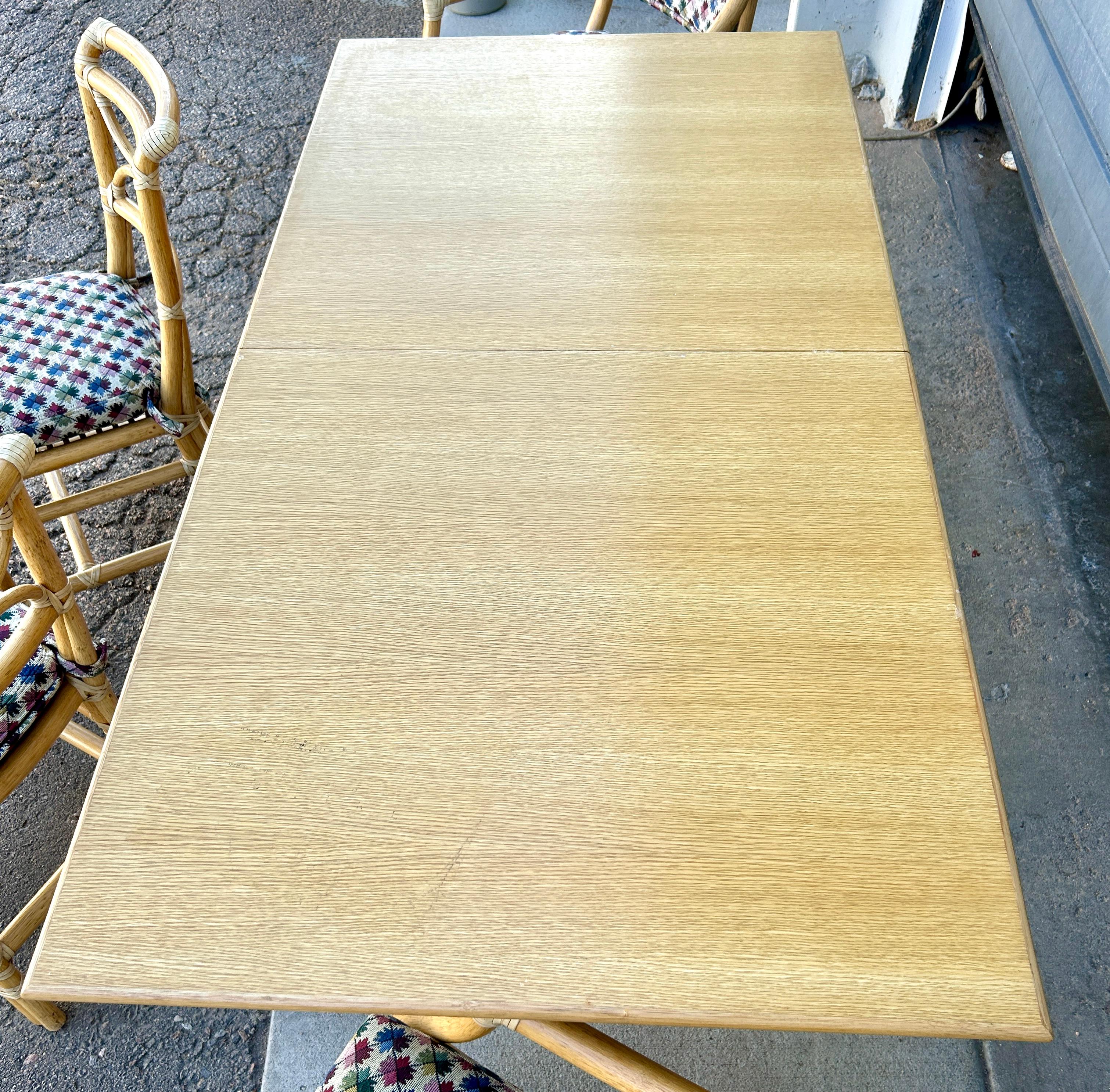 1970 McGuire Rattan Games Tavolo da pranzo allungabile con piano ribaltabile e quattro sedie da pranzo in vendita 11