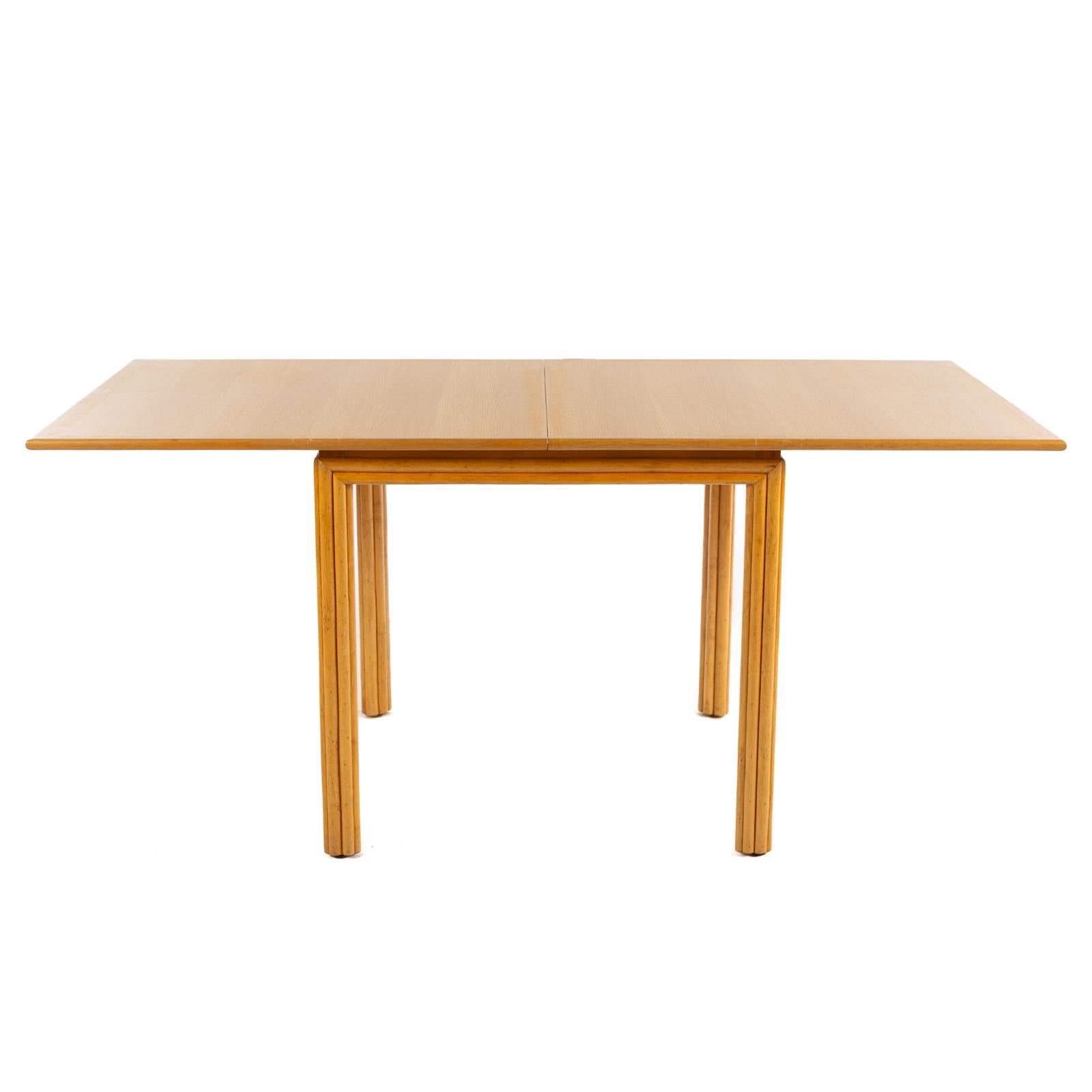 Americano 1970 McGuire Rattan Games Tavolo da pranzo allungabile con piano ribaltabile e quattro sedie da pranzo in vendita