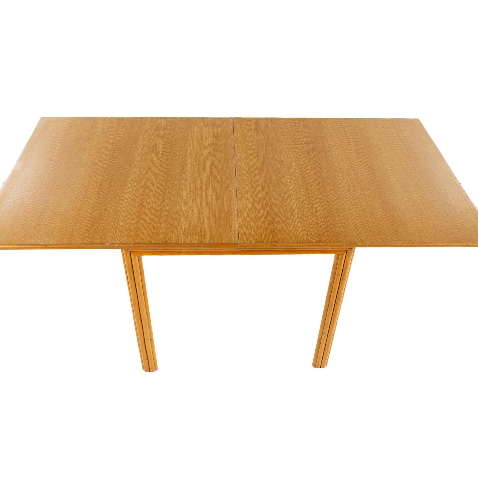 Fine XX secolo 1970 McGuire Rattan Games Tavolo da pranzo allungabile con piano ribaltabile e quattro sedie da pranzo in vendita