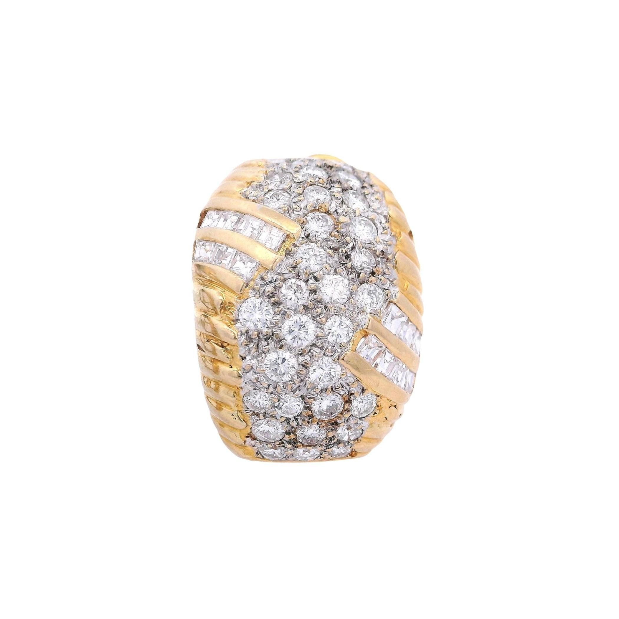 1970 Orecchini a cerchio in oro giallo 18kt di metà secolo con 3,10 carati di diamanti in vendita 4
