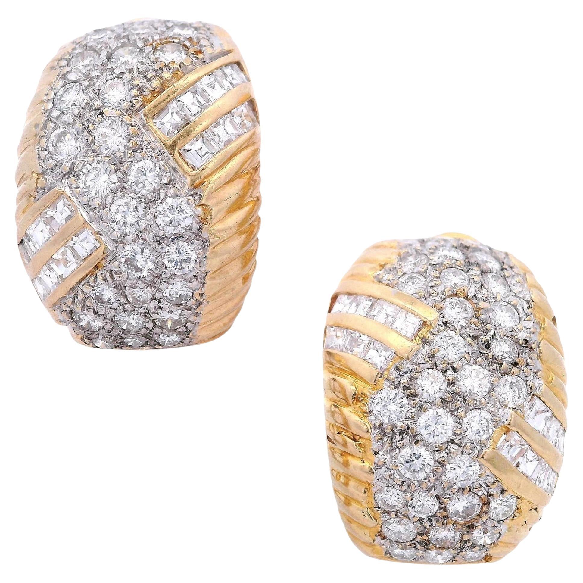 1970 Orecchini a cerchio in oro giallo 18kt di metà secolo con 3,10 carati di diamanti in vendita