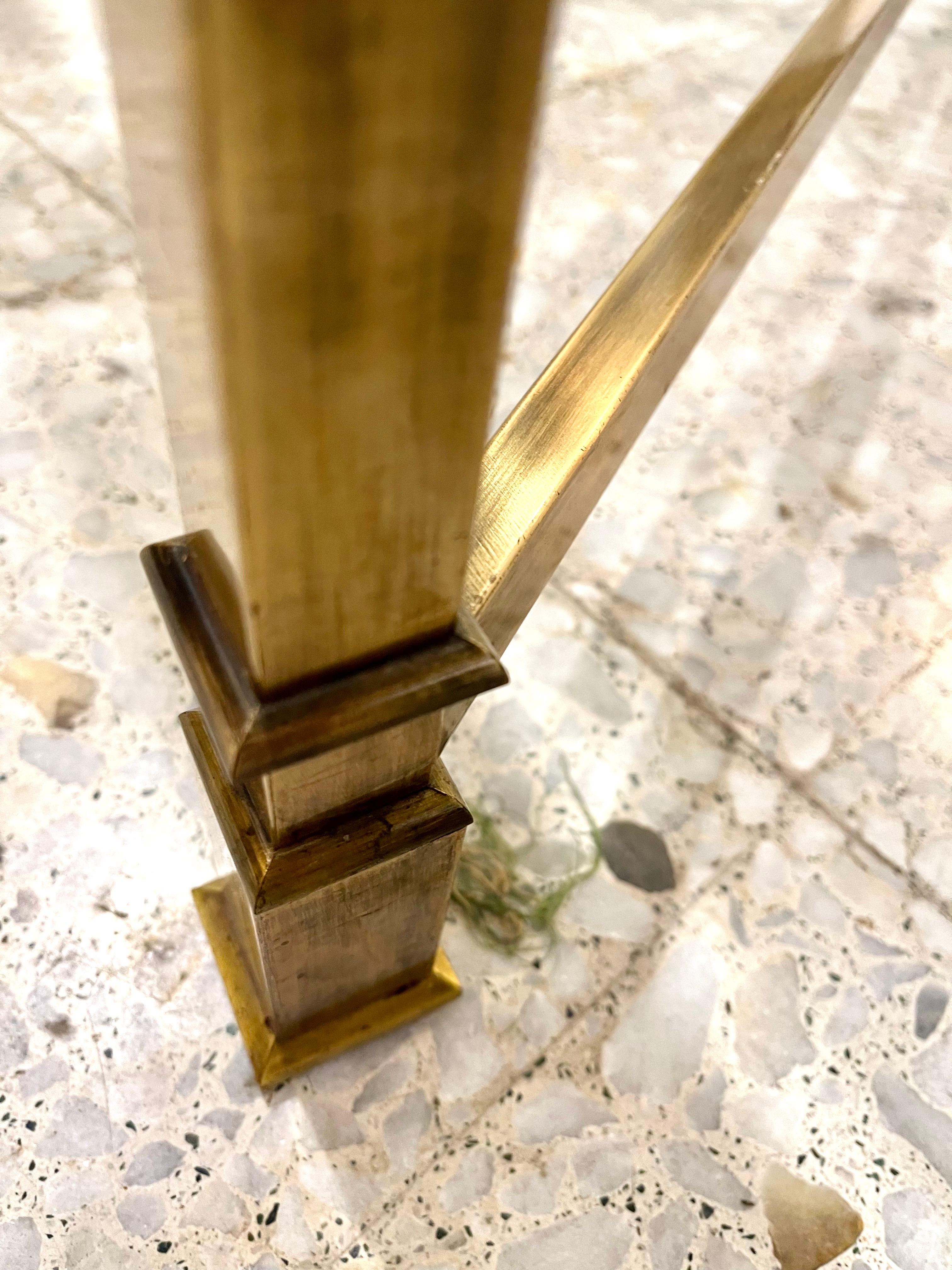 1970 Table basse à plateau en verre en laiton du milieu du siècle en vente 3