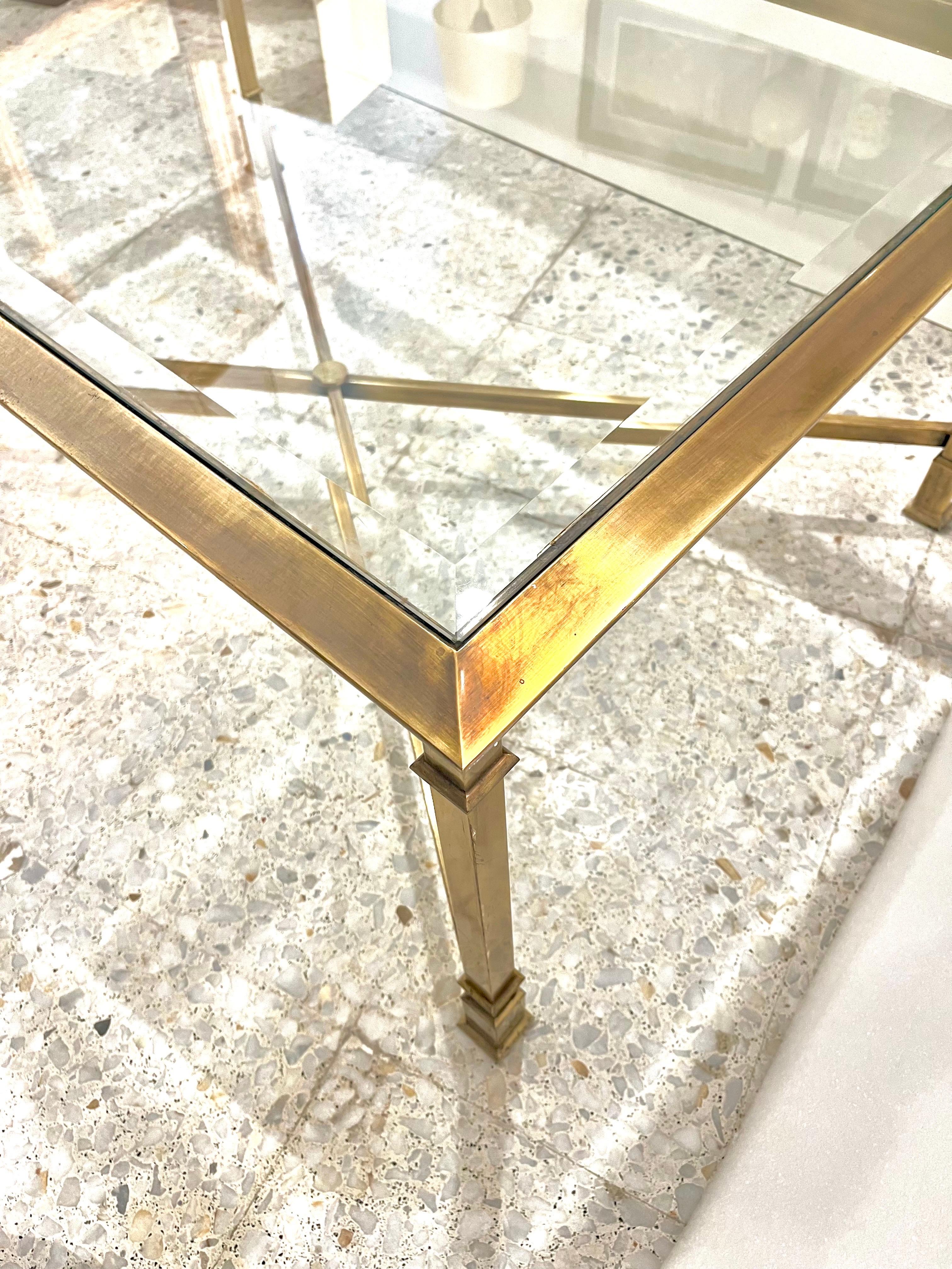 1970 Table basse à plateau en verre en laiton du milieu du siècle en vente 4