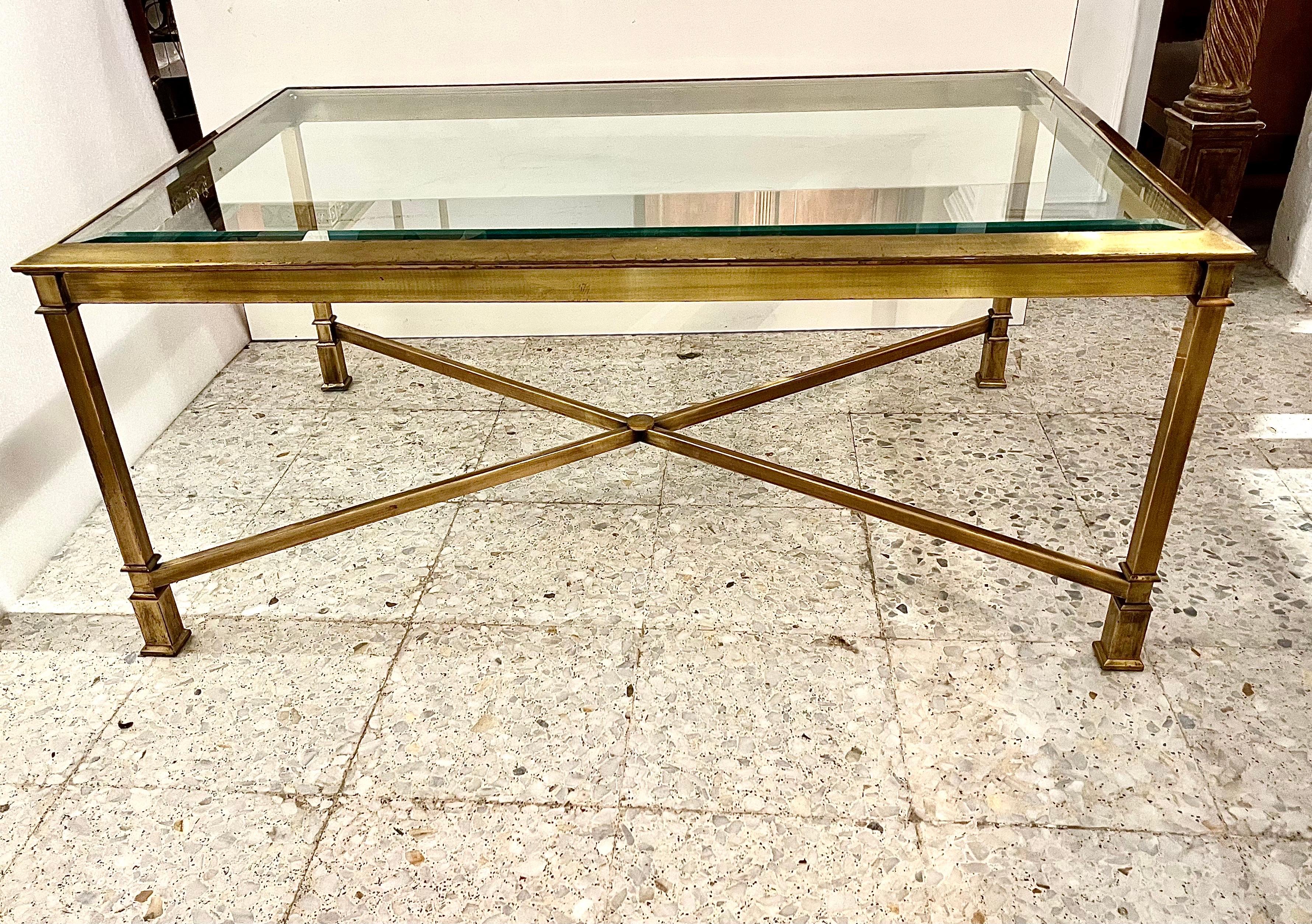 1970 Table basse à plateau en verre en laiton du milieu du siècle en vente 5