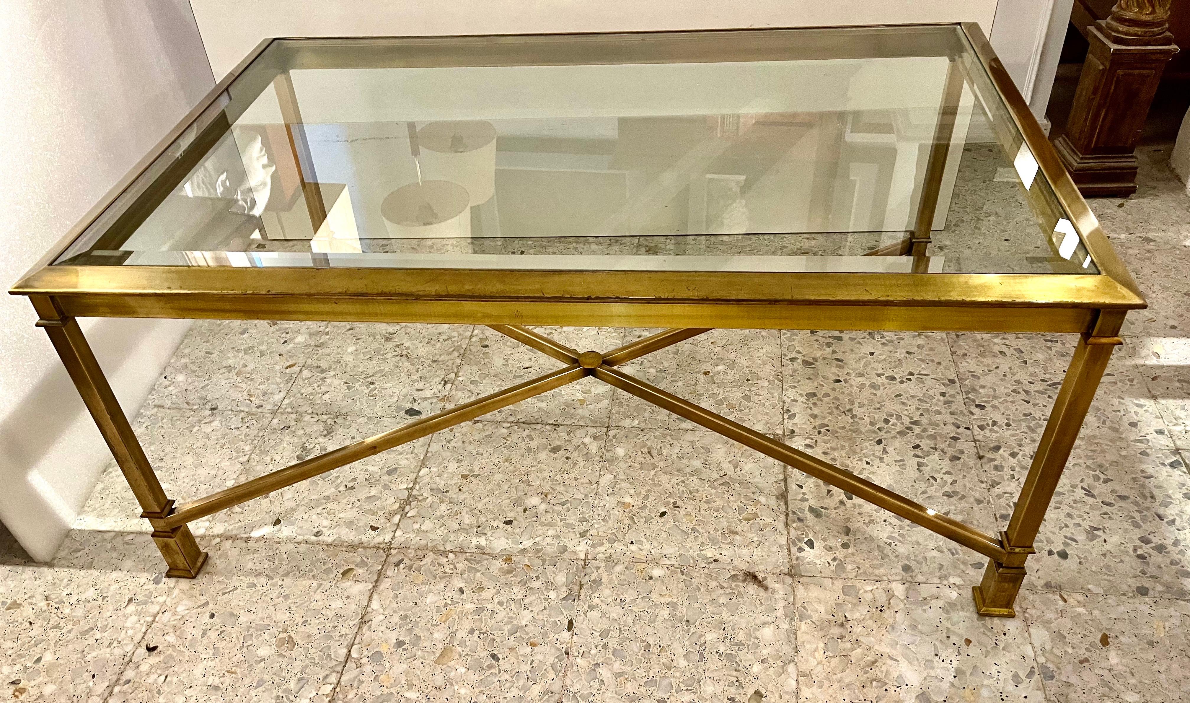 1970 Table basse à plateau en verre en laiton du milieu du siècle en vente 6