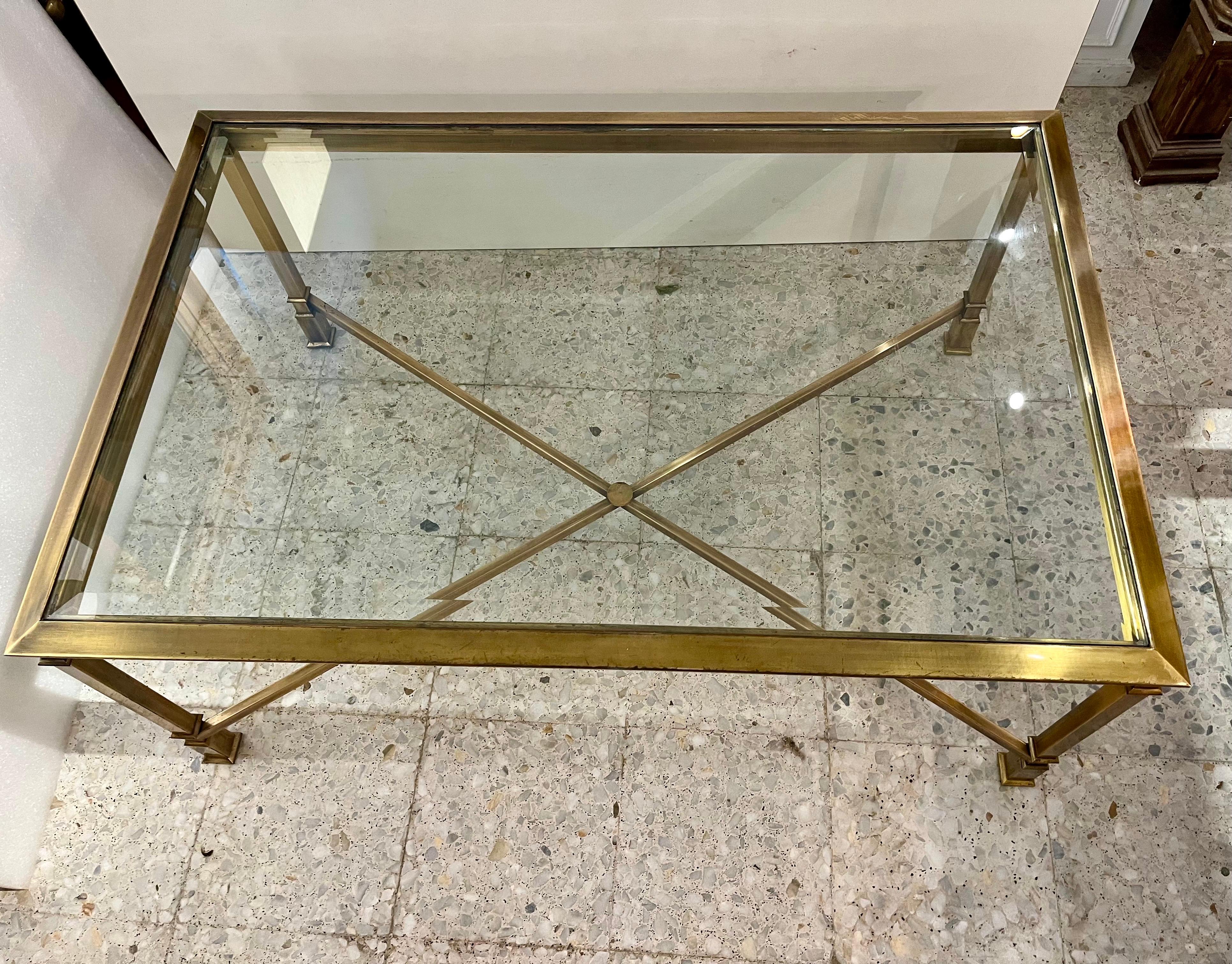 1970 Table basse à plateau en verre en laiton du milieu du siècle en vente 7