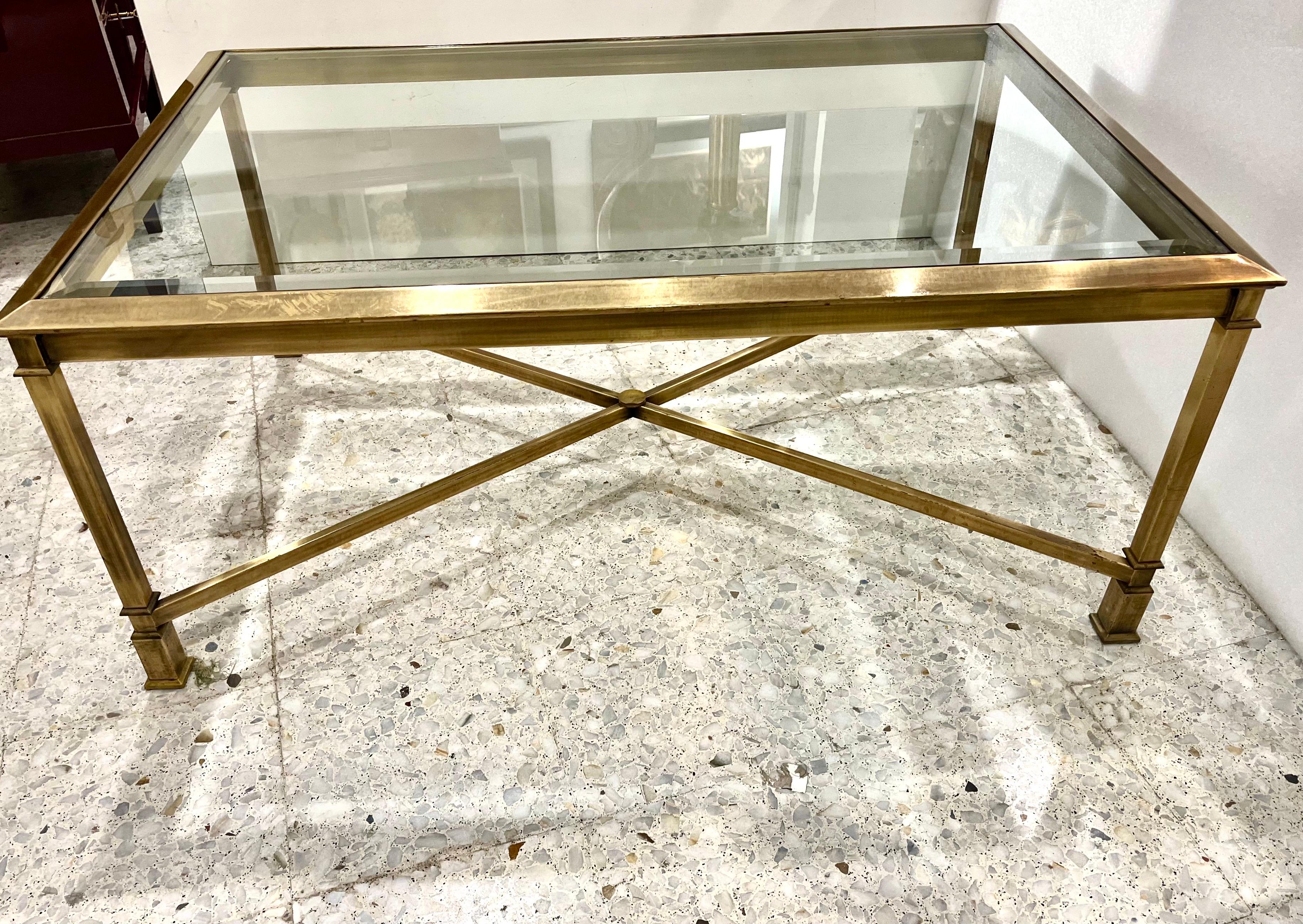1970 Table basse à plateau en verre en laiton du milieu du siècle en vente 8