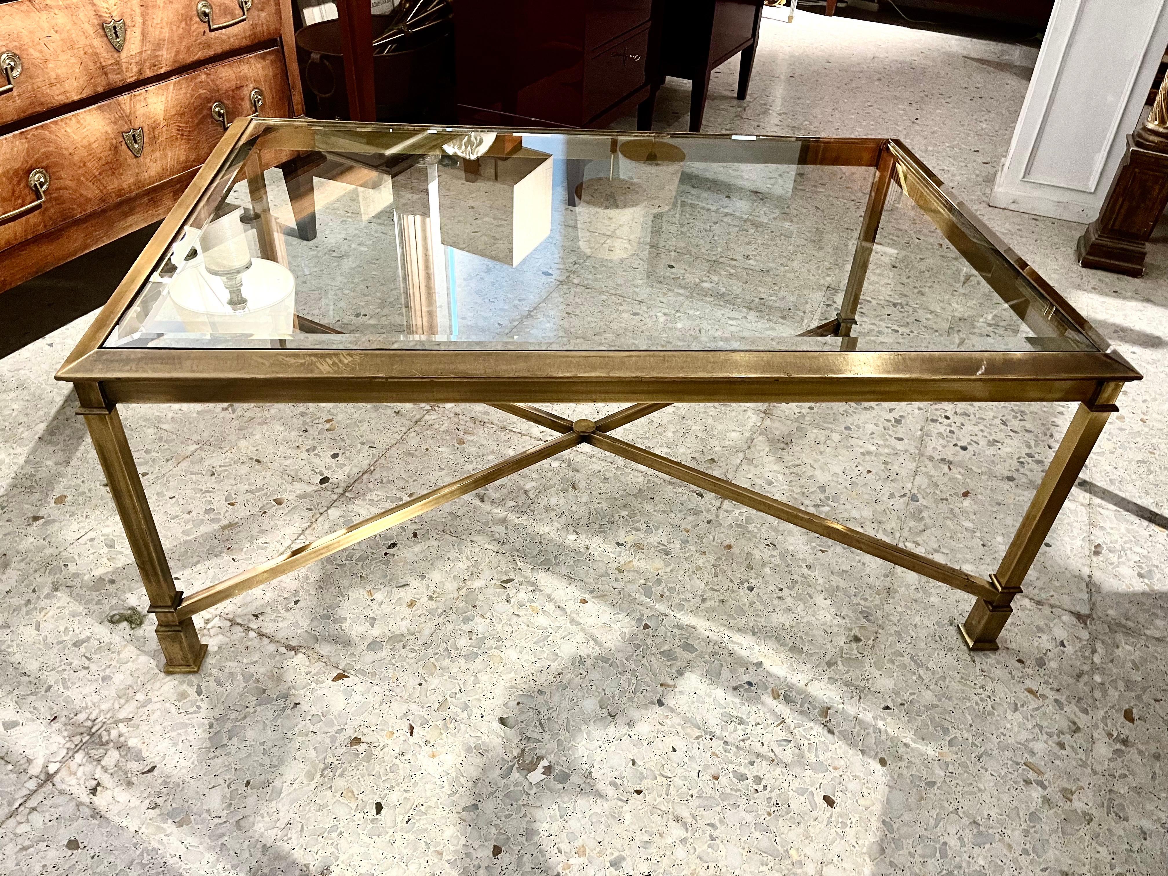 1970 Table basse à plateau en verre en laiton du milieu du siècle en vente 9