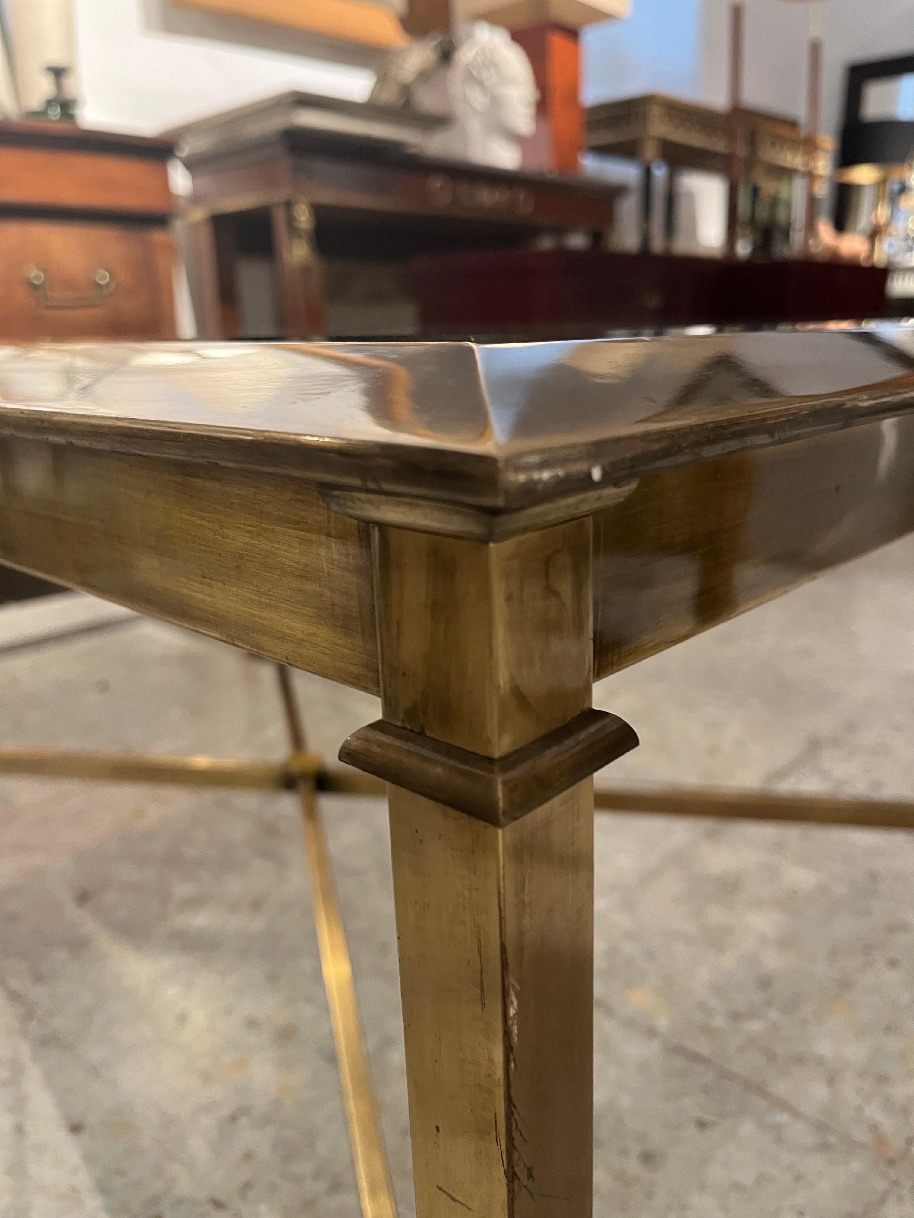 1970 Table basse à plateau en verre en laiton du milieu du siècle en vente 10