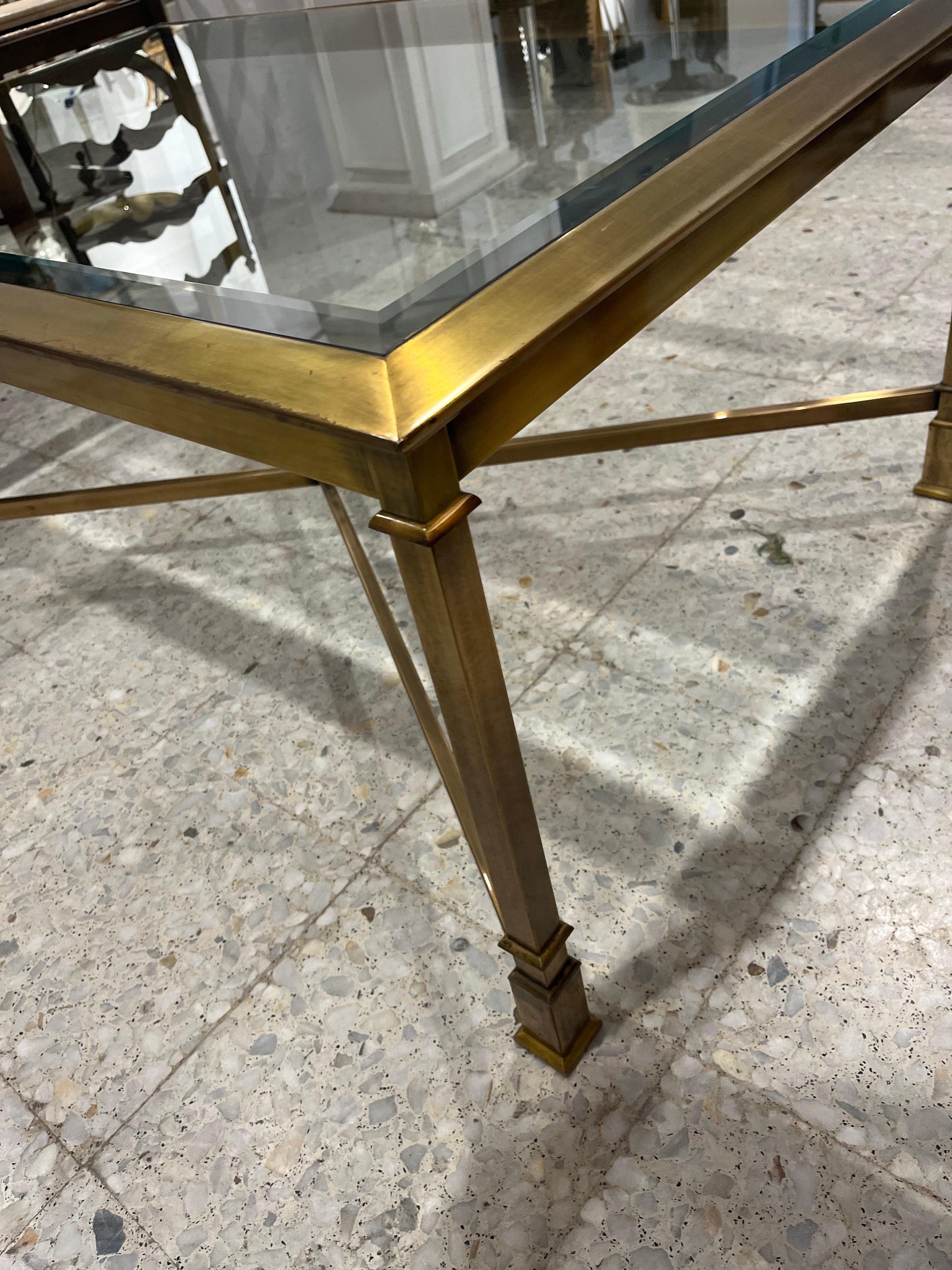 1970 Table basse à plateau en verre en laiton du milieu du siècle en vente 13