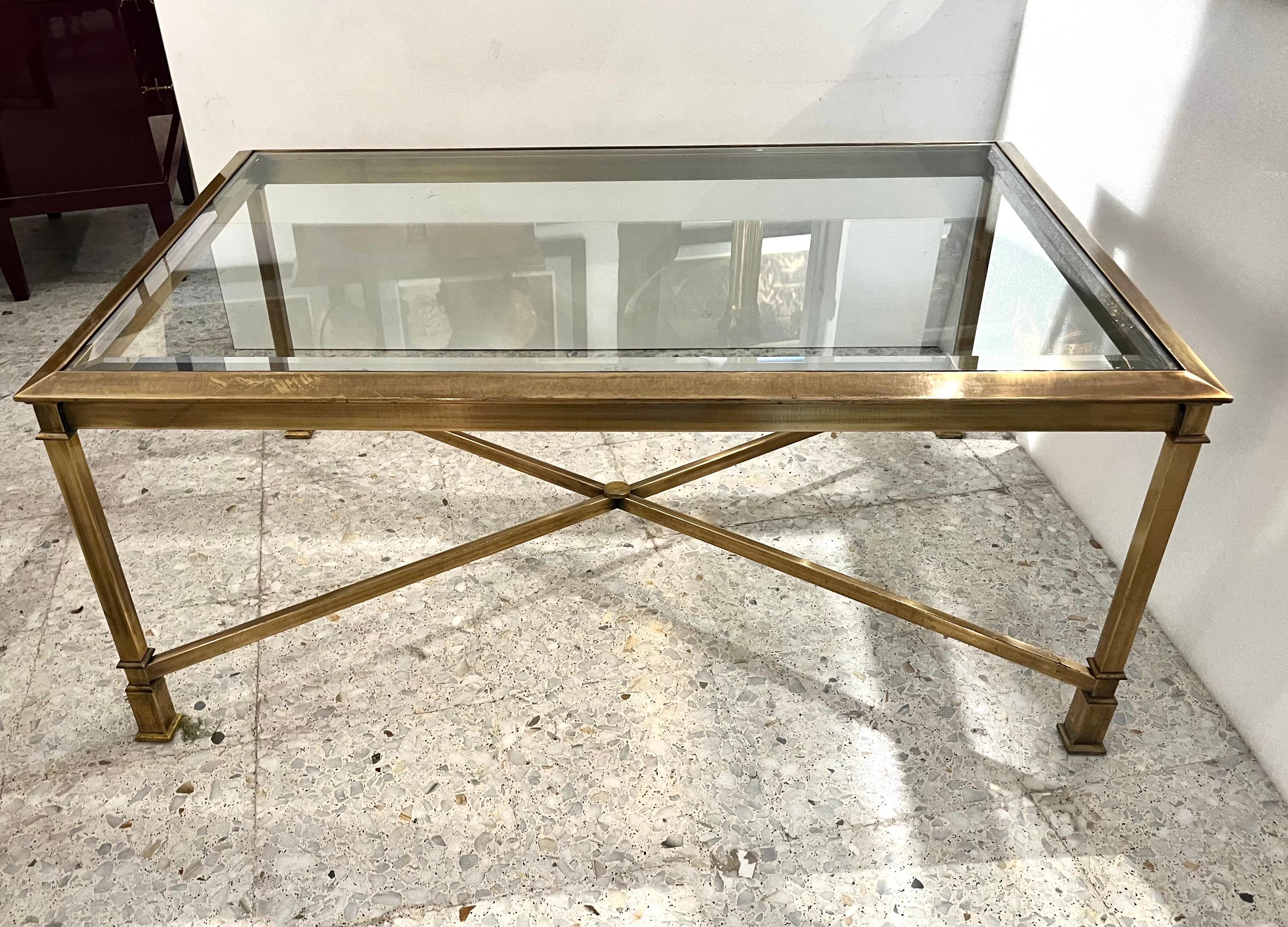 Espagnol 1970 Table basse à plateau en verre en laiton du milieu du siècle en vente