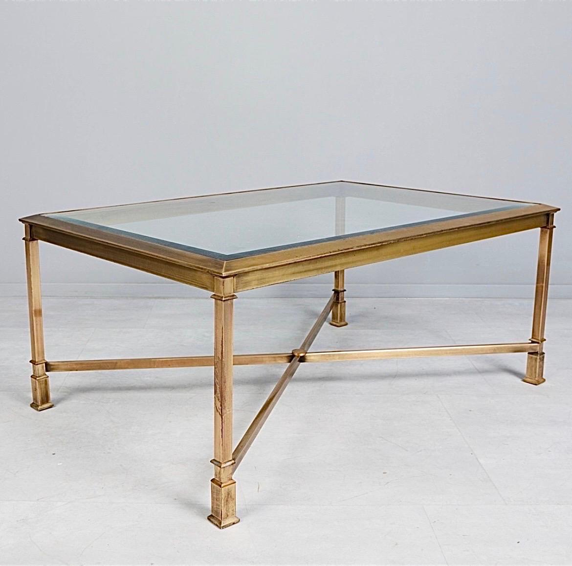 1970 Table basse à plateau en verre en laiton du milieu du siècle Bon état - En vente à Madrid, ES