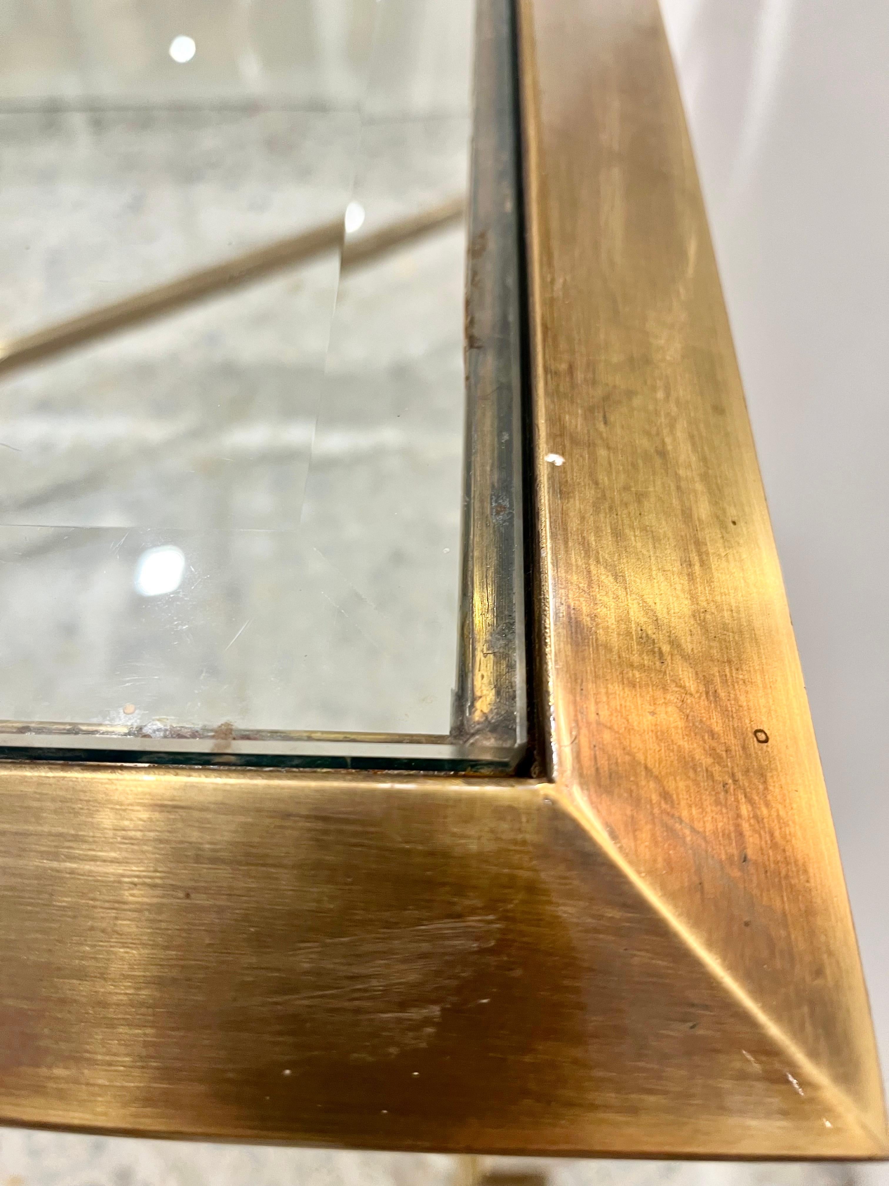 20ième siècle 1970 Table basse à plateau en verre en laiton du milieu du siècle en vente