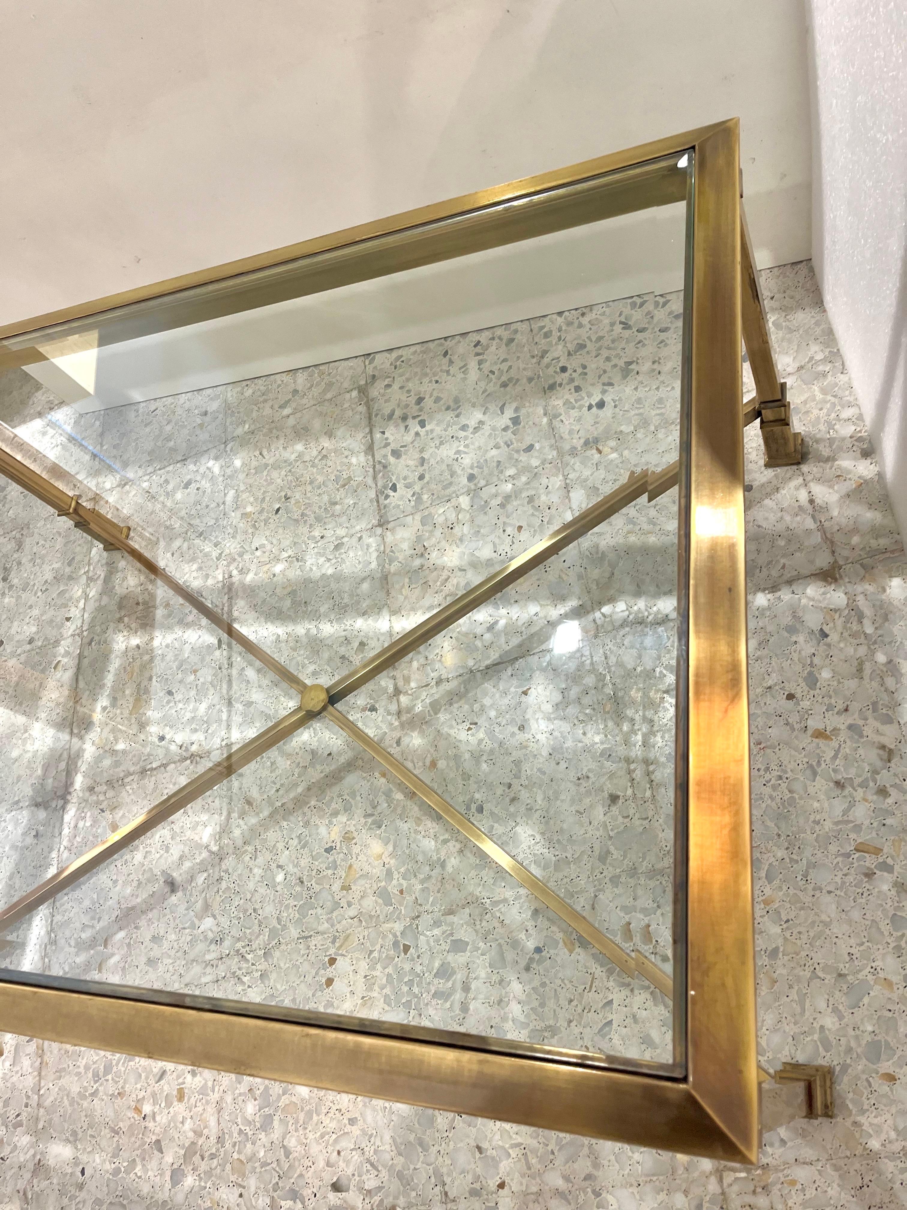 Laiton 1970 Table basse à plateau en verre en laiton du milieu du siècle en vente