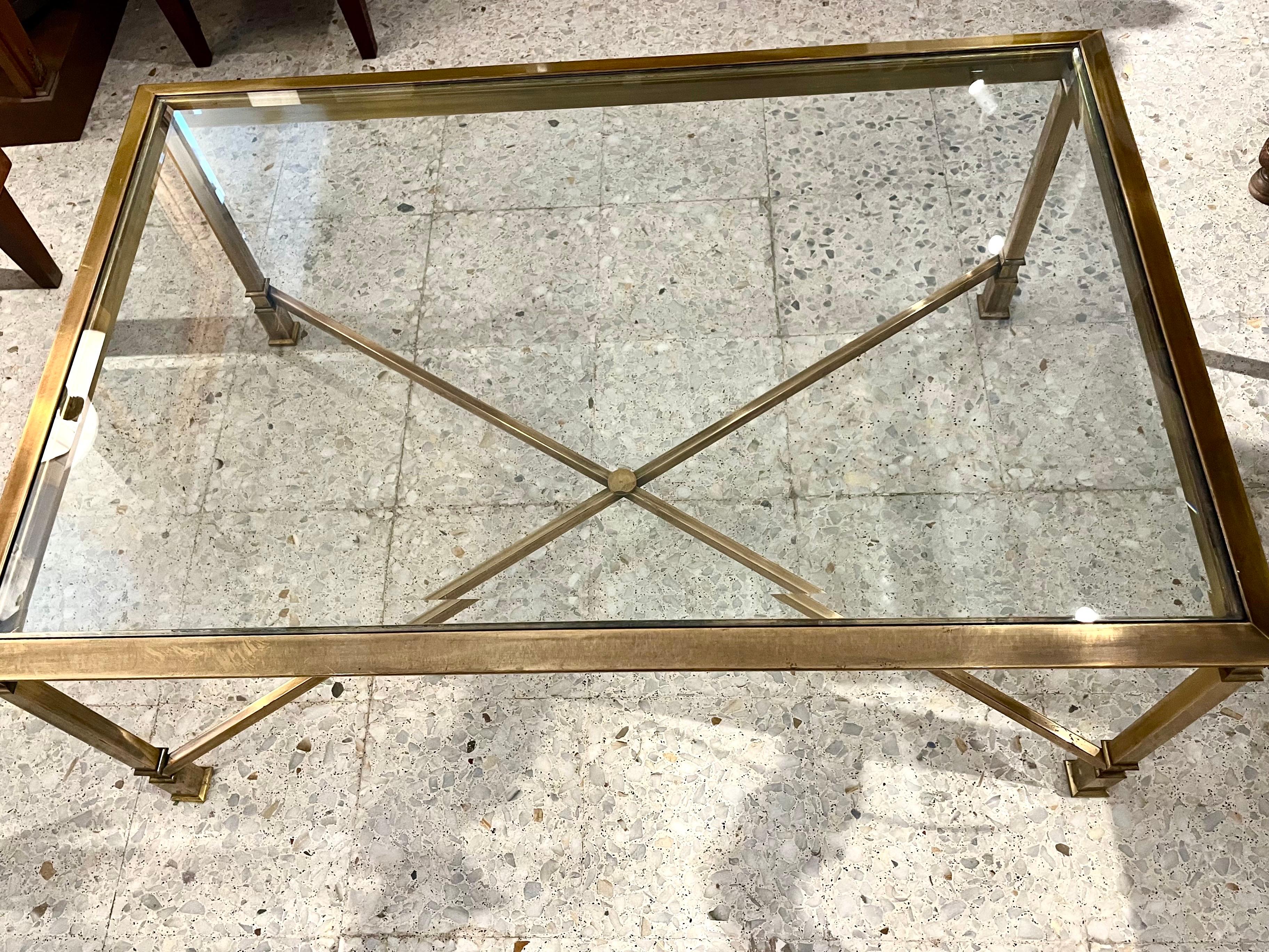 1970 Table basse à plateau en verre en laiton du milieu du siècle en vente 1