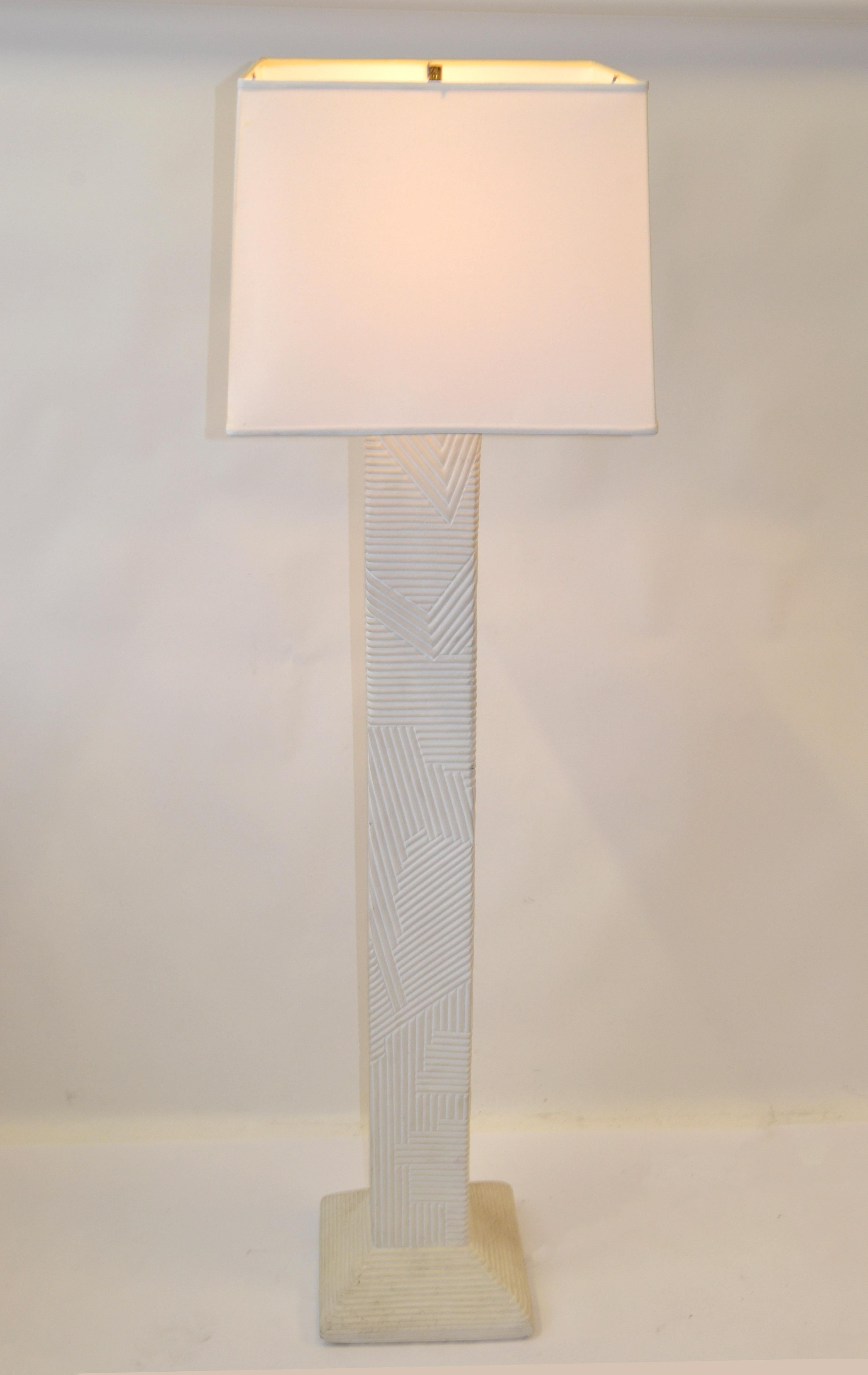 Lampadaire haut attribué à Sirmos, de style moderne du milieu du siècle, avec un noyau géométrique en plâtre rectangulaire texturé et un col en laiton.
La lampe est soutenue par une base carrée, de la même finition que la lampe.
Sirmos était un