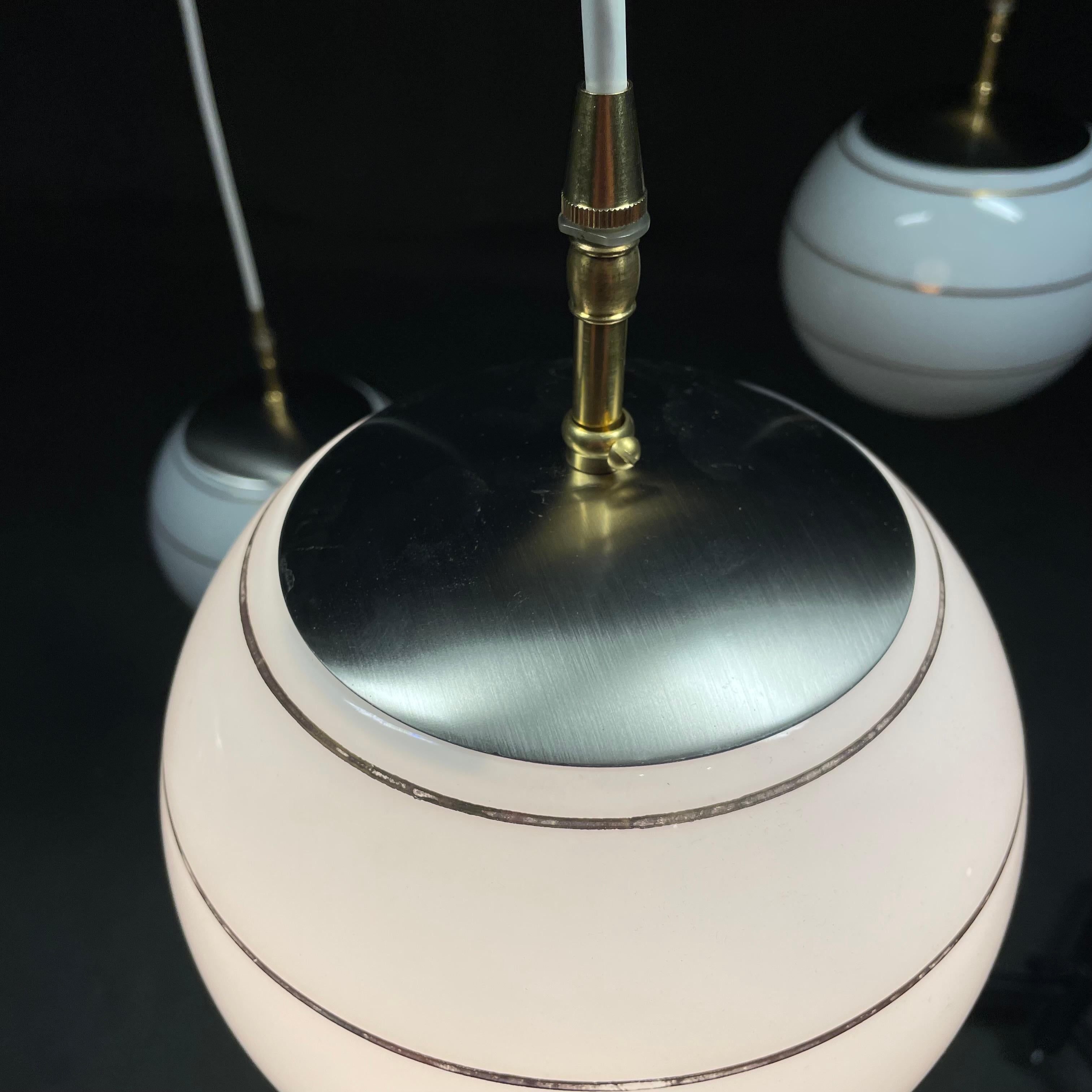 Canadese 1970 lampade a sospensione a globo in vetro lattiginoso in stile MCM in vendita