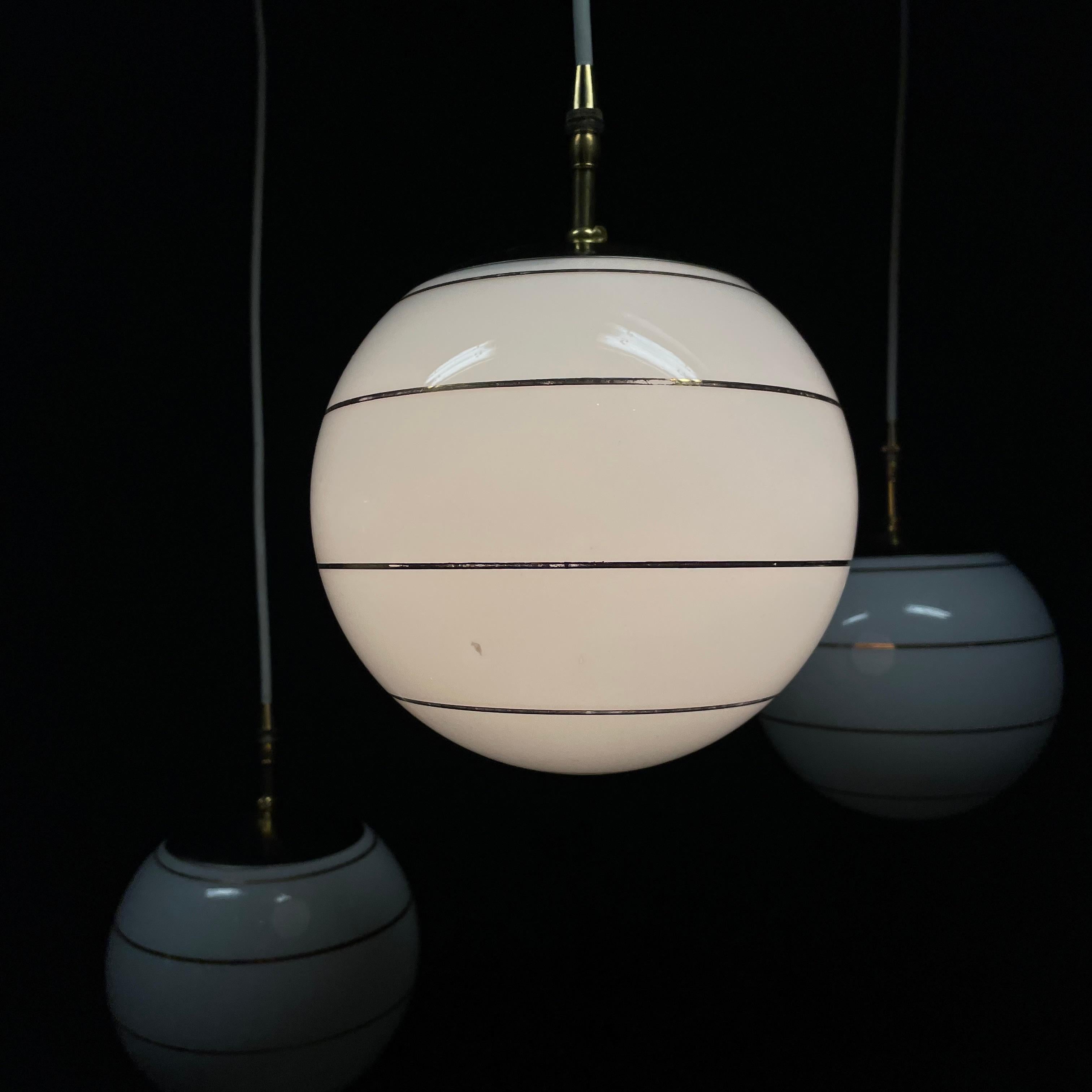 XX secolo 1970 lampade a sospensione a globo in vetro lattiginoso in stile MCM in vendita