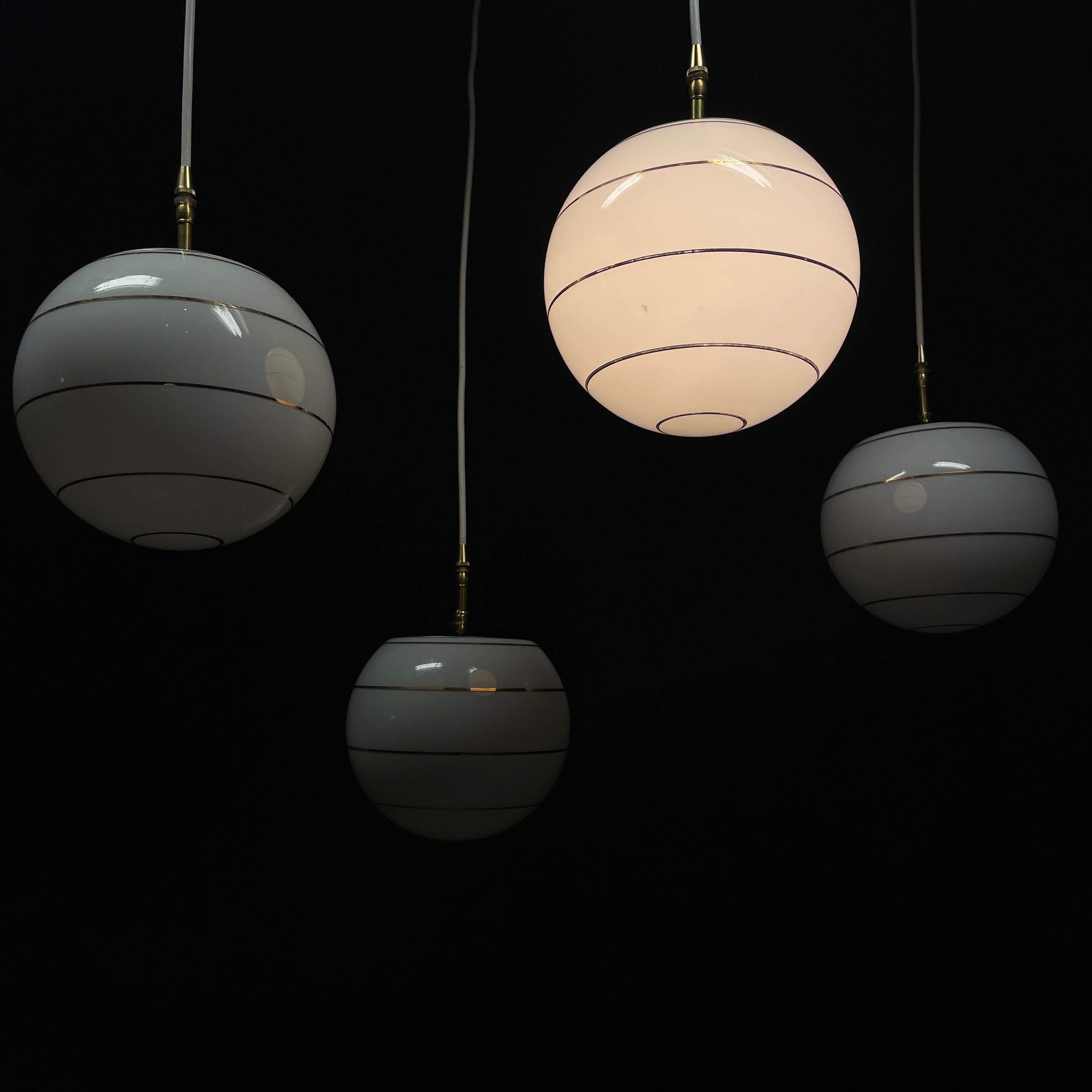 Vetro lattimo 1970 lampade a sospensione a globo in vetro lattiginoso in stile MCM in vendita