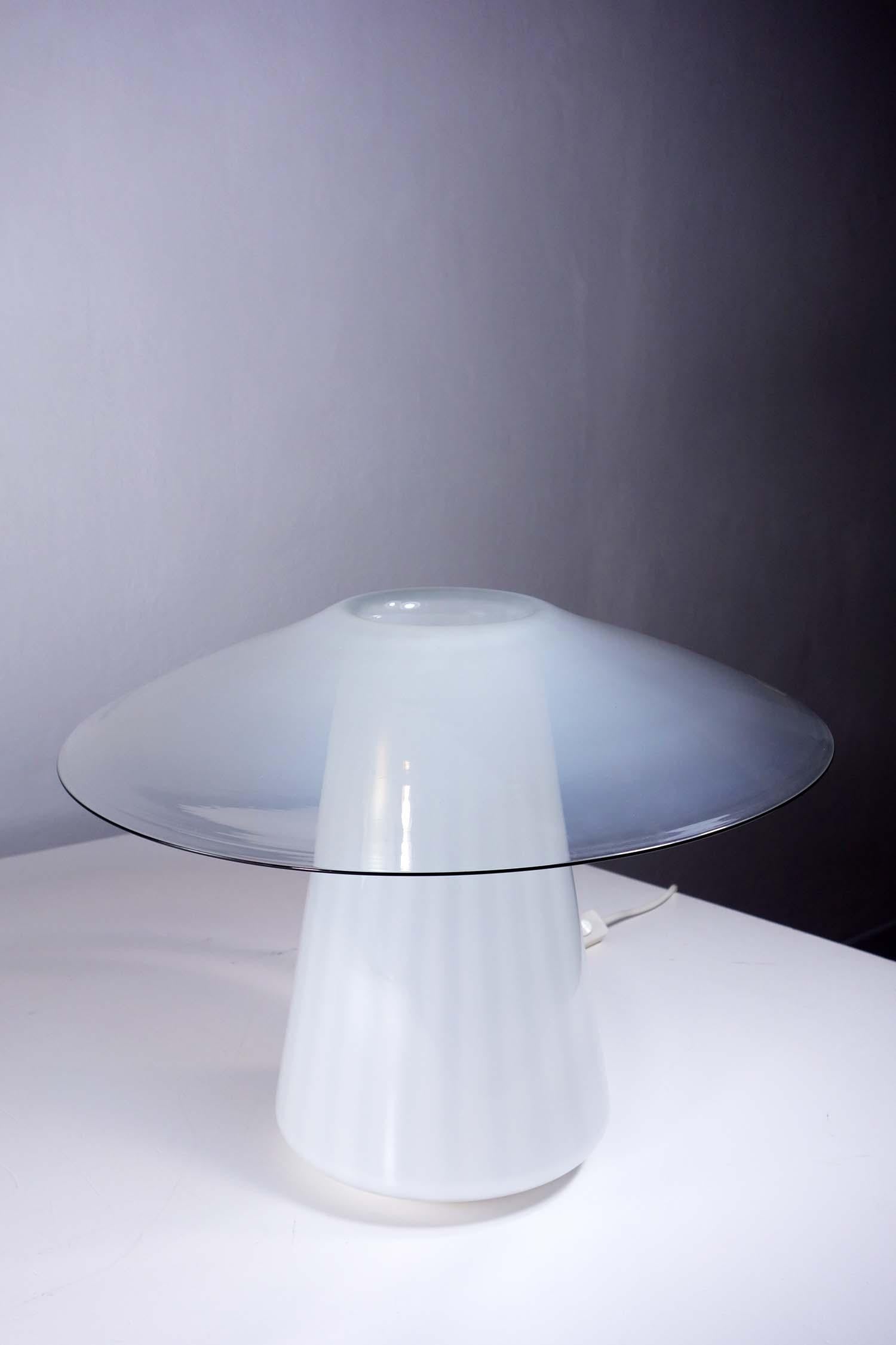 Italienische Murano Tischlampe
1970

Milchiges geblasenes Glas
Weißer Metallsockel

Perfekter Zustand
Perfektes Funktionieren (1 Glühbirne)