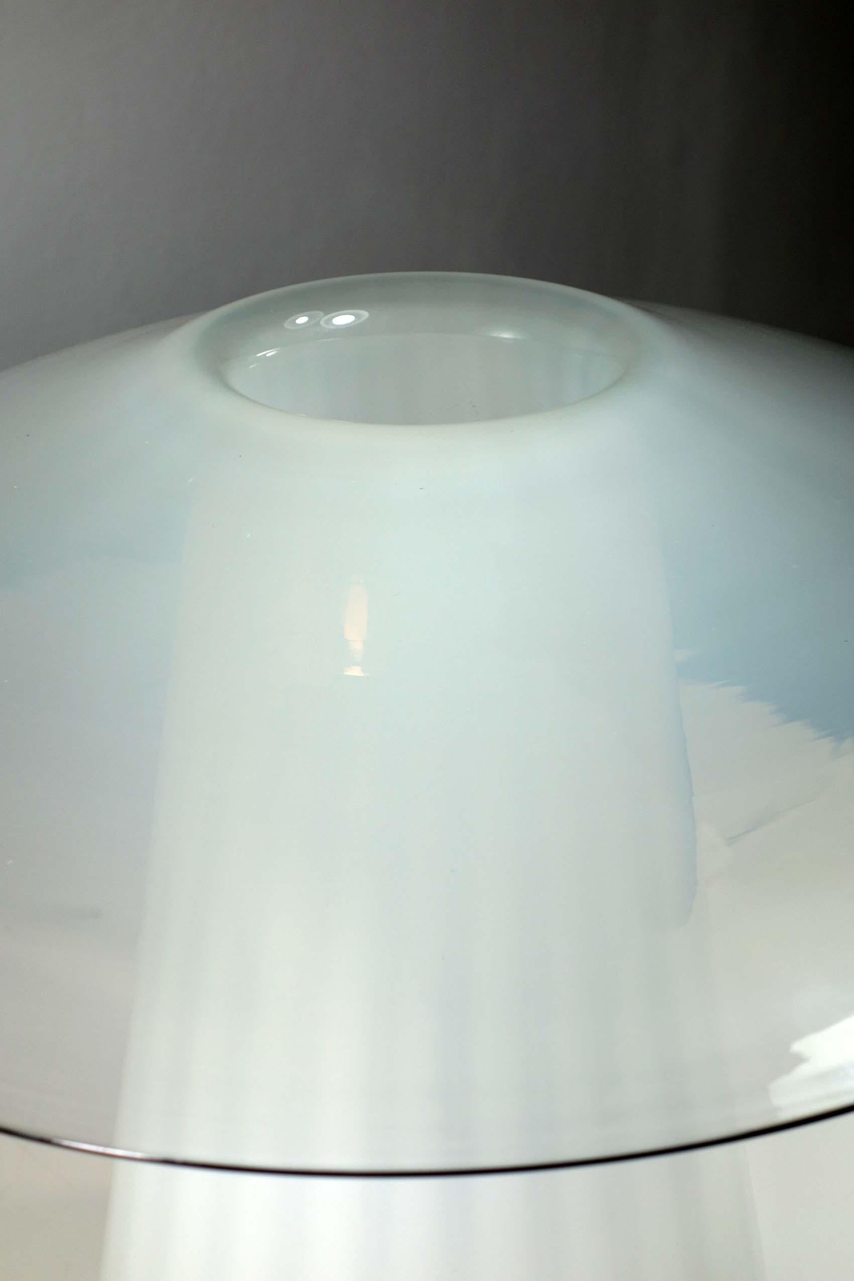 1970 Milchiges Murano Glas Italienisches Design Tischlampe im Zustand „Hervorragend“ im Angebot in Brescia, IT