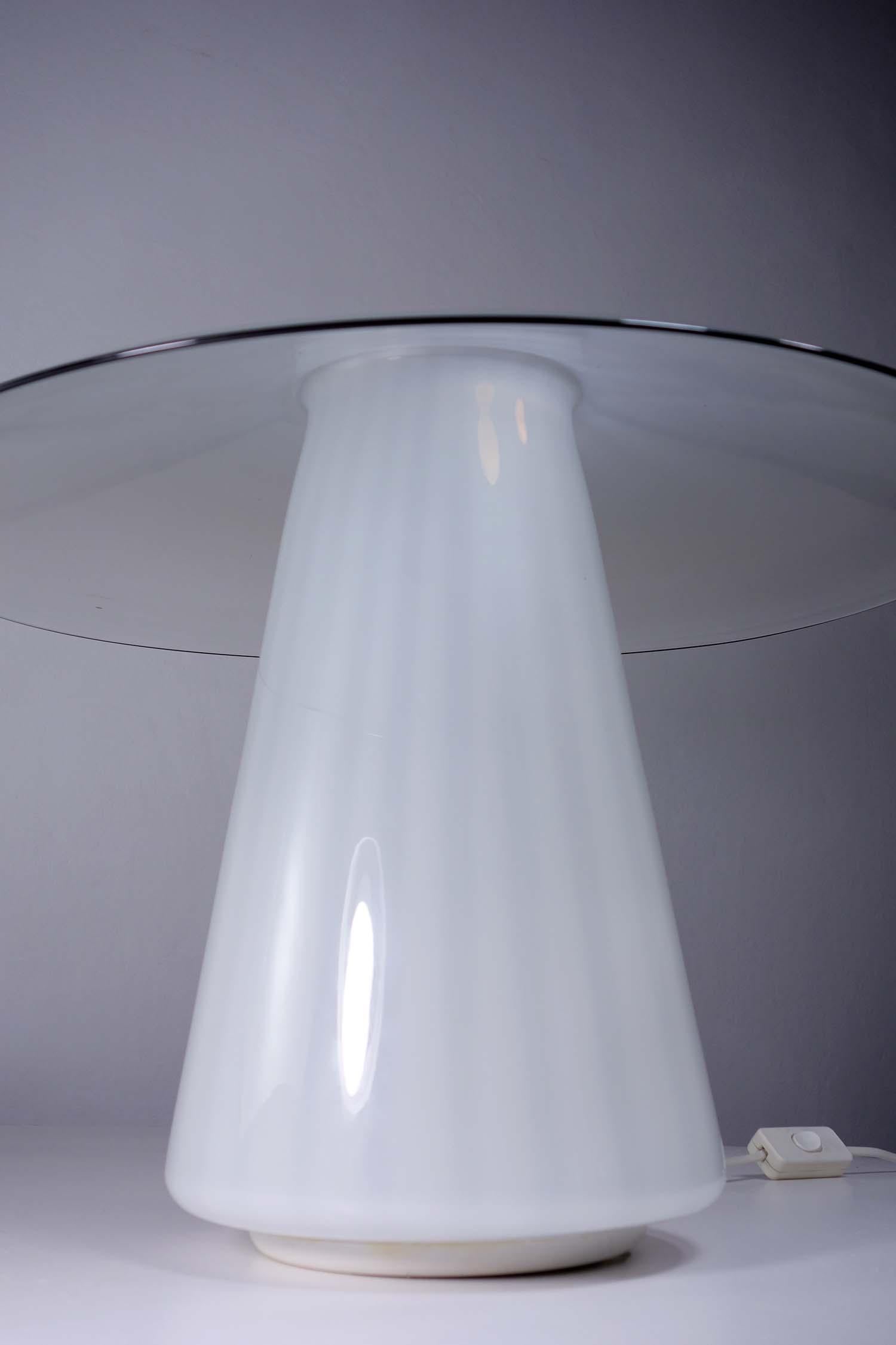 1970 Milchiges Murano Glas Italienisches Design Tischlampe (Ende des 20. Jahrhunderts) im Angebot