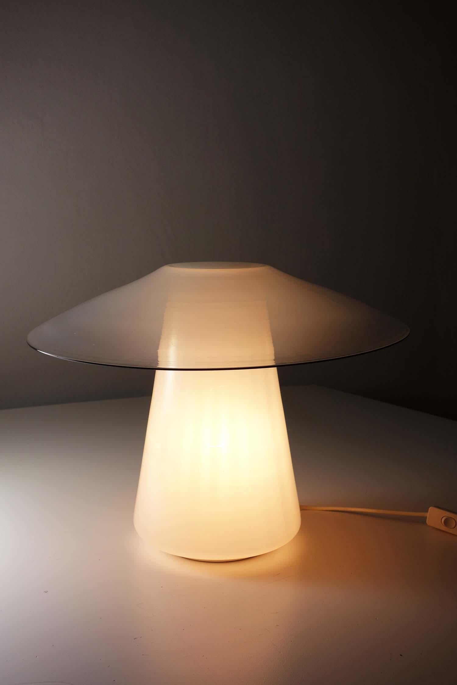 1970 Milchiges Murano Glas Italienisches Design Tischlampe im Angebot 1