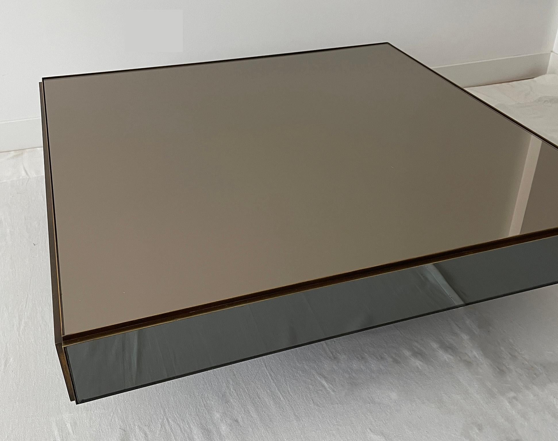 Elegant coffee or cocktail table in the style of the famous designer Willy Rizzo, this table represents very well the essence of design in the 70s, with a low height and great simplicity and elegance at the same time.
The table rests on a black