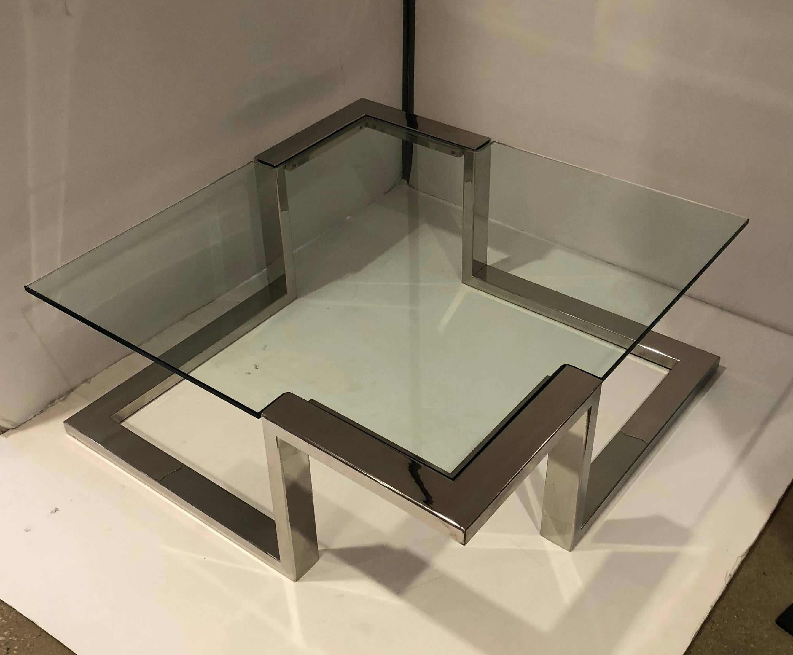 Cette table basse au design épuré comporte un plateau en verre taillé sur une base chromée. Conception unique.
La table est située dans notre espace du NY Design Center, 200 Lexington Ave.