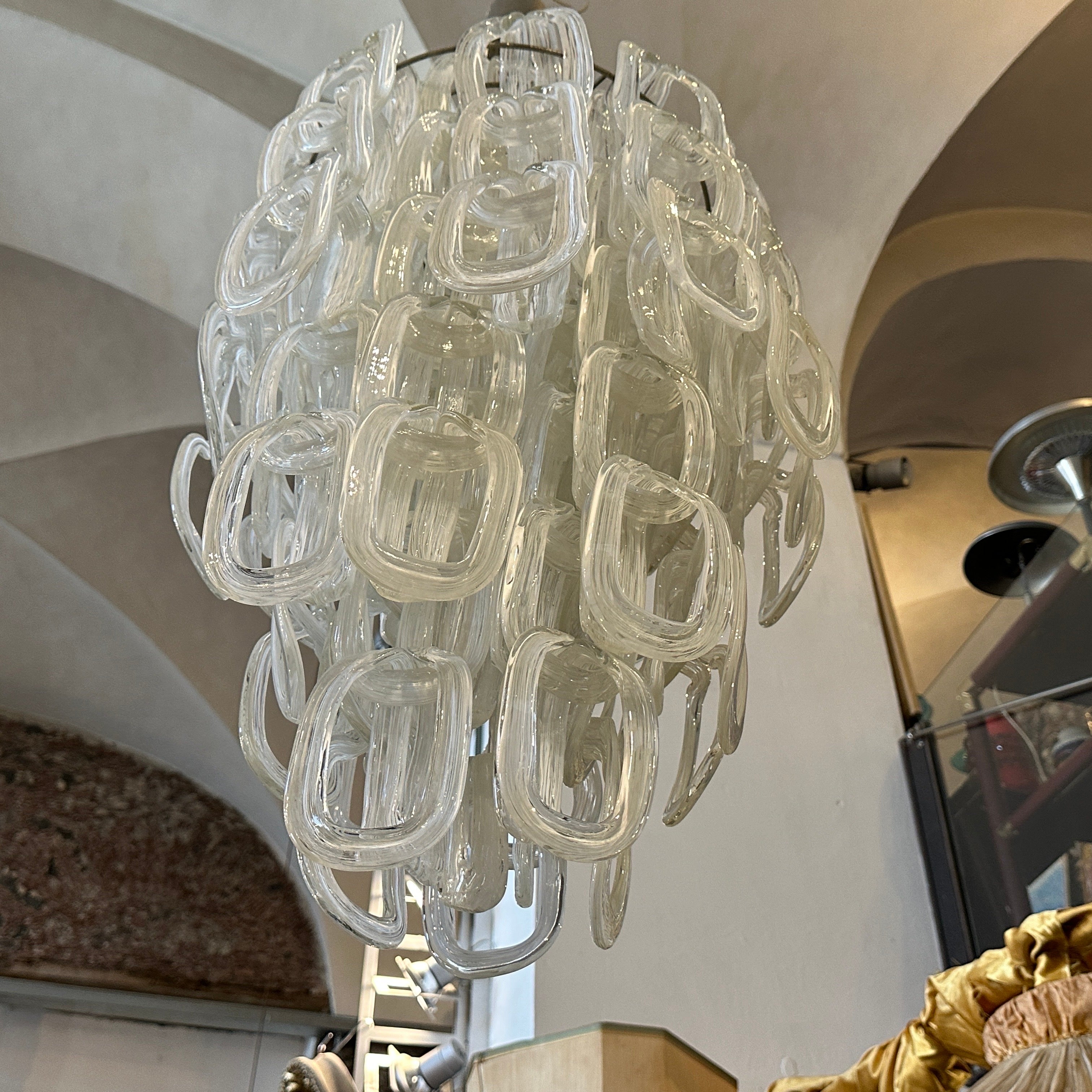 Un étonnant lustre moderniste en verre blanc de Murano giogali, conçu par Angelo Mangiarotti et fabriqué par Vistosi dans les années soixante-dix. Grâce à sa construction, vous pouvez modifier facilement la hauteur et le diamètre du lustre. Il