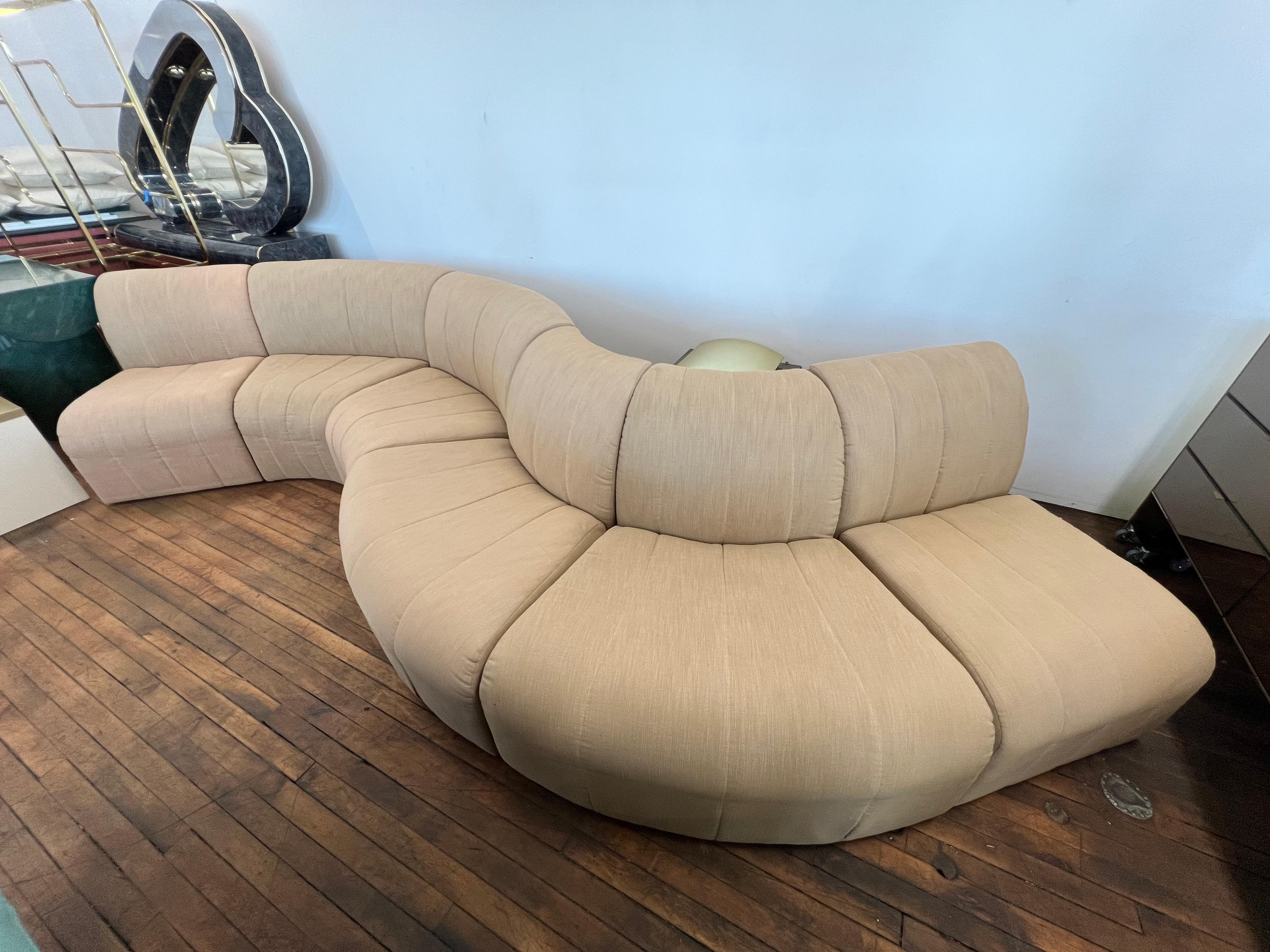 970 Sectionnel modulaire serpentin en belle couleur camel, par Thayer

Longueur totale : 160
Profondeur totale : 50
Hauteur totale : 30
Hauteur d'assise : 16

Pièce individuelle, mesure estimée
Longueur : 40
Profondeur : 30
Hauteur : 30

Pour les
